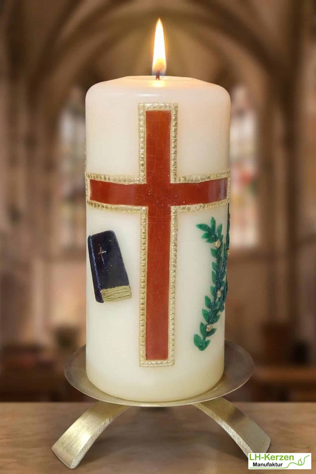 Konfirmationskerze in elfenbein mit braunem Kreuz und Bibel, optional mit Konfirmationsspruch