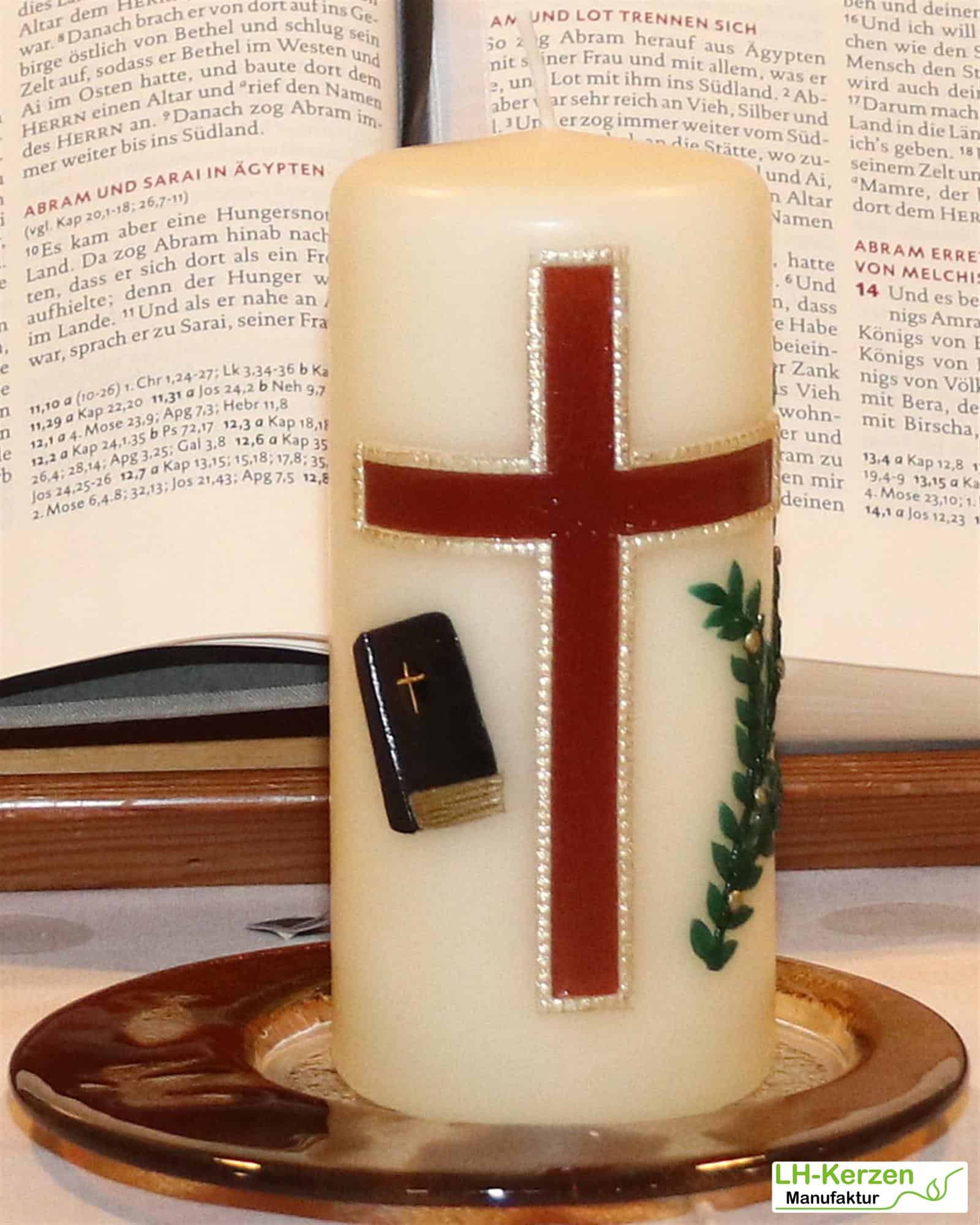 Konfirmationskerze in elfenbein mit braunem Kreuz und Bibel, optional mit Konfirmationsspruch