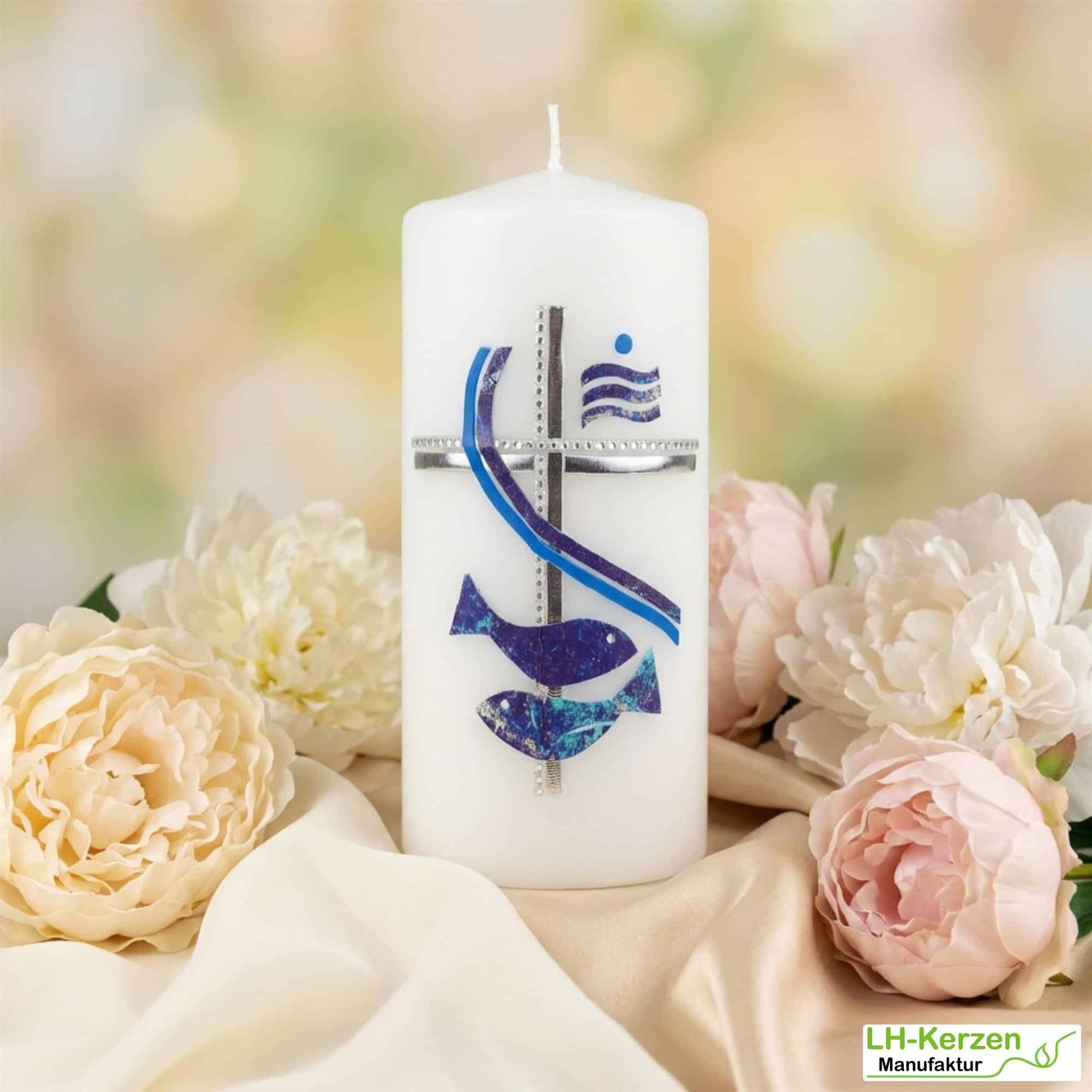 Weiße Konfirmationskerze mit Kreuz, Fischen & Weihwasser , silber-blau, handverziert