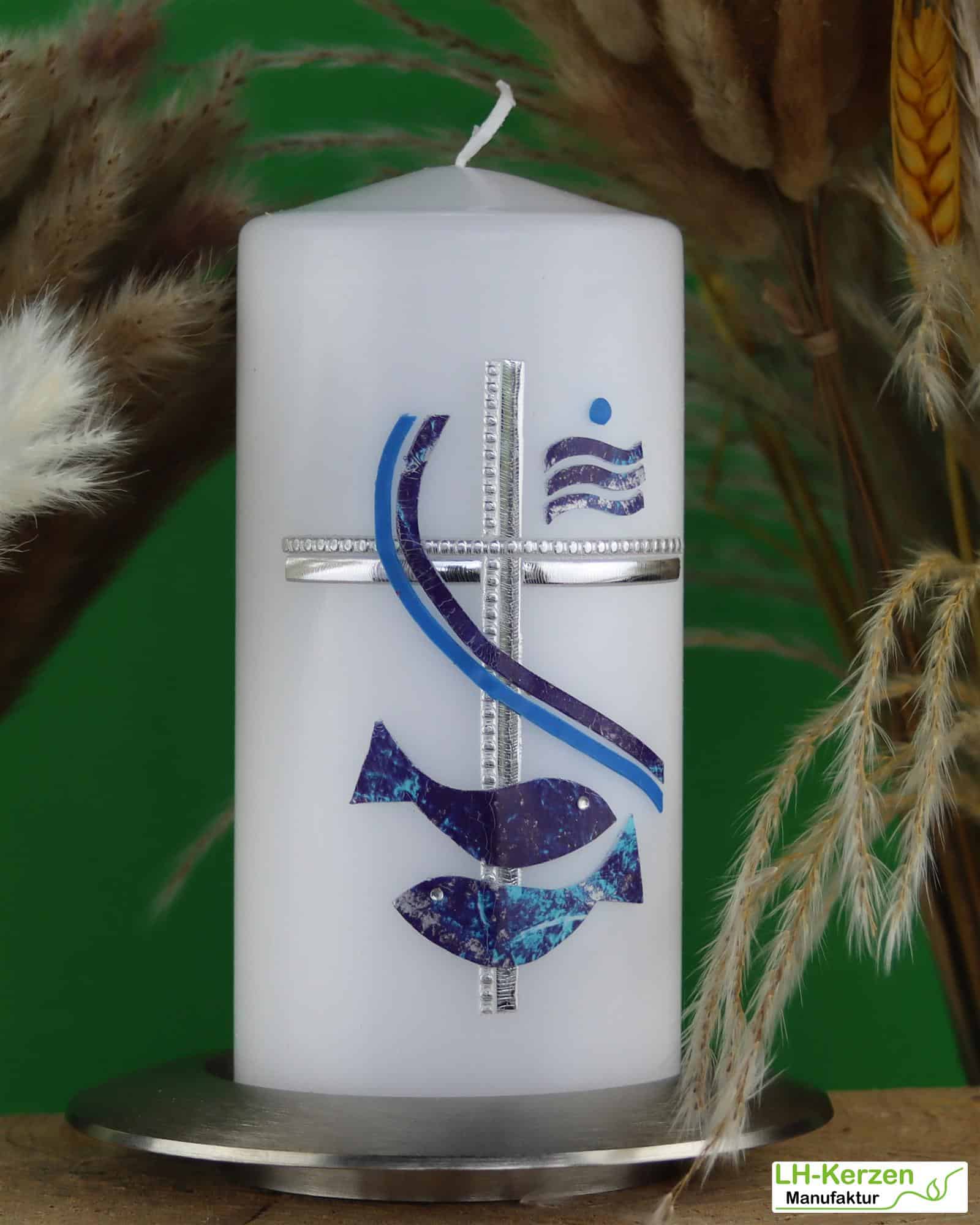 Weiße Konfirmationskerze mit Kreuz, Fischen & Weihwasser , silber-blau, handverziert