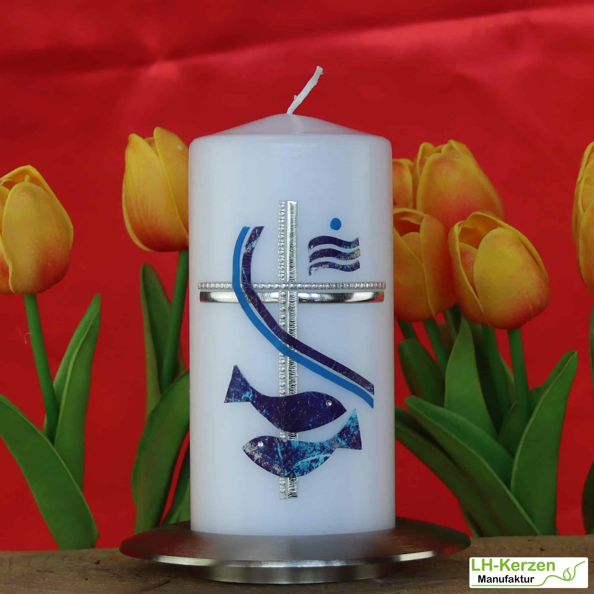 Weiße Konfirmationskerze mit Kreuz, Fischen & Weihwasser , silber-blau, handverziert