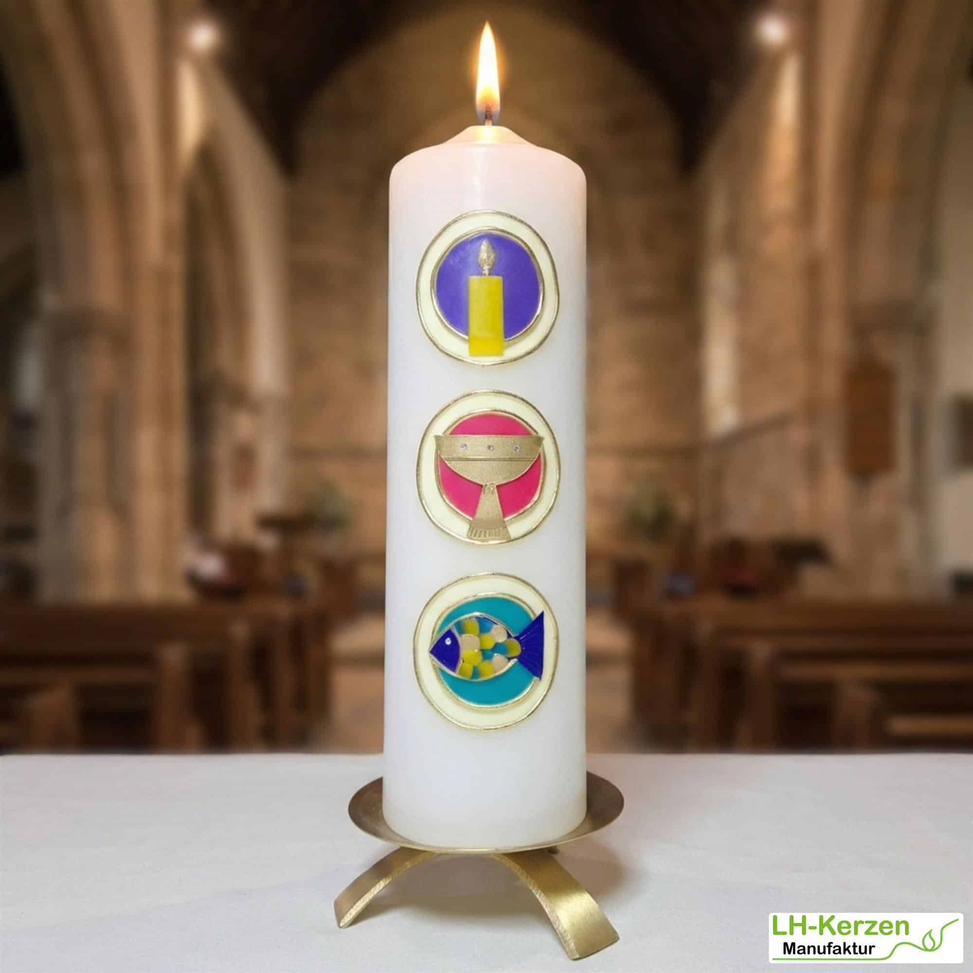 elfenbeinfarbige Konfirmationskerze mit Licht, Kelch & Fisch – handverziert & personalisierbar