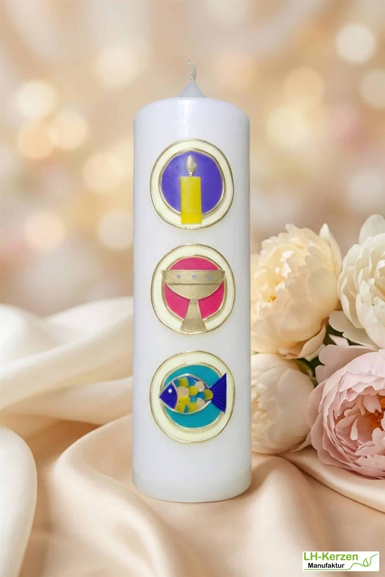 elfenbeinfarbige Konfirmationskerze mit Licht, Kelch & Fisch – handverziert & personalisierbar