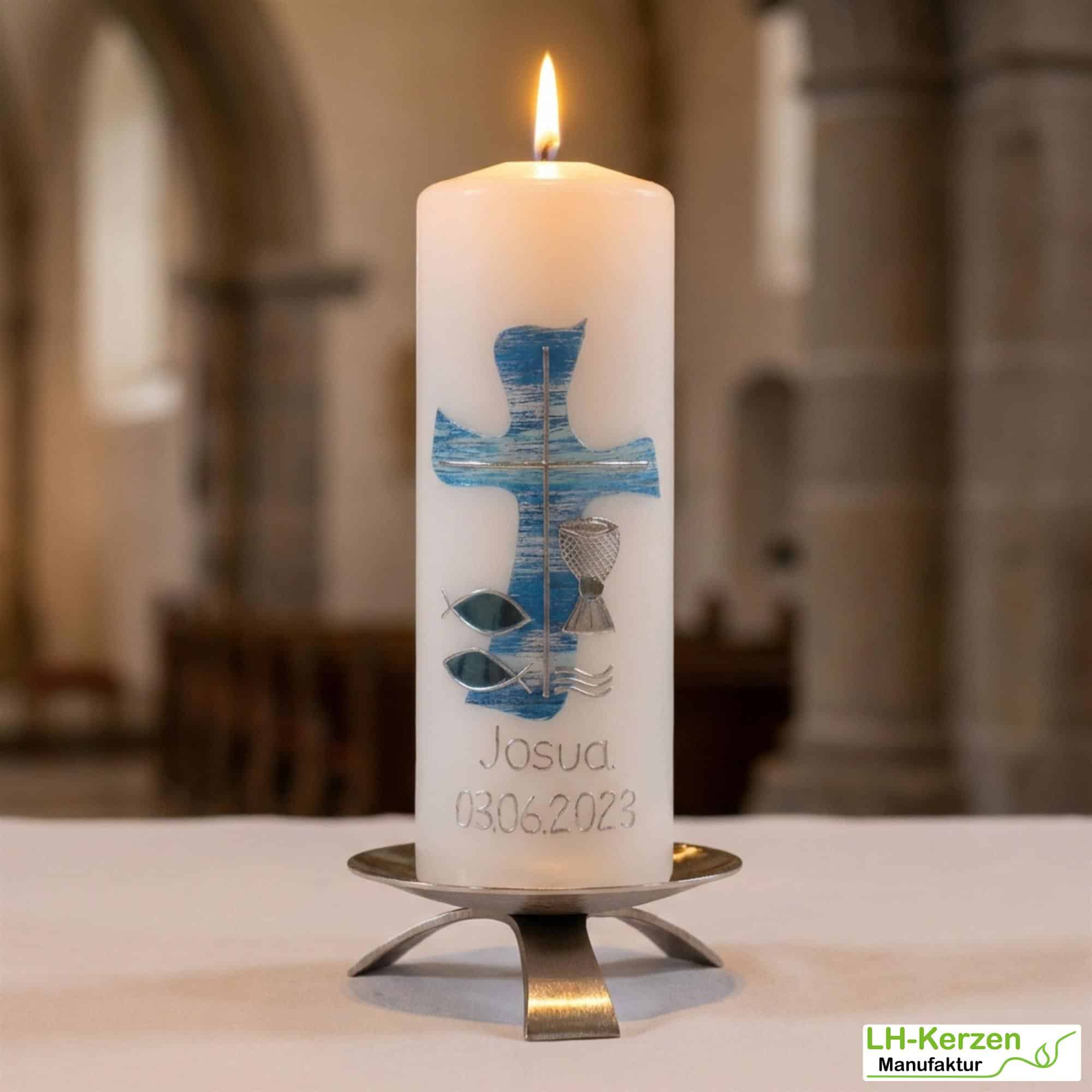 Weiße Konfirmationskerze mit blau silbernem Kreuz in Wellenform, Fischen, Wellen und Kelch