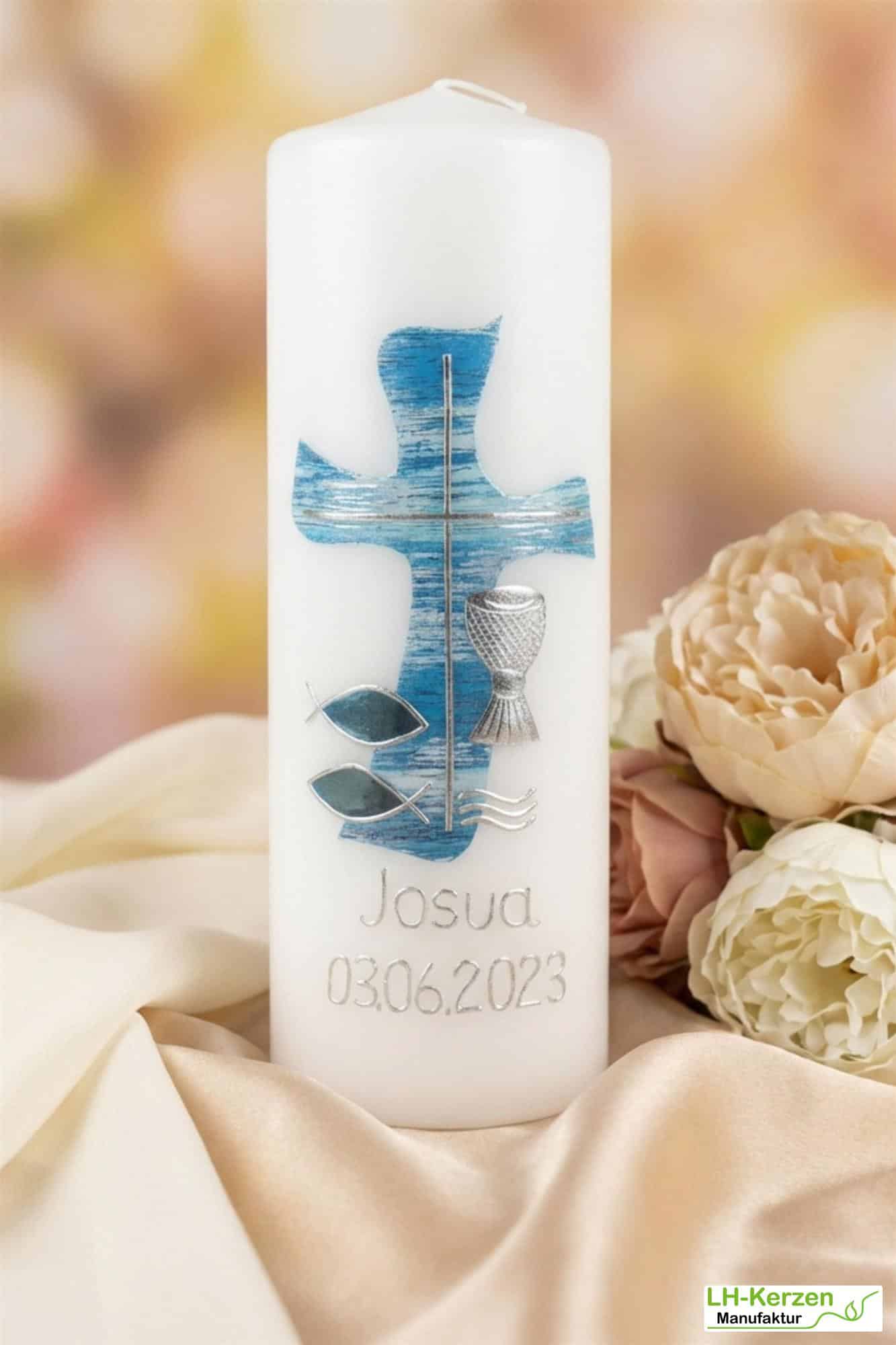 Weiße Konfirmationskerze mit blau silbernem Kreuz in Wellenform, Fischen, Wellen und Kelch