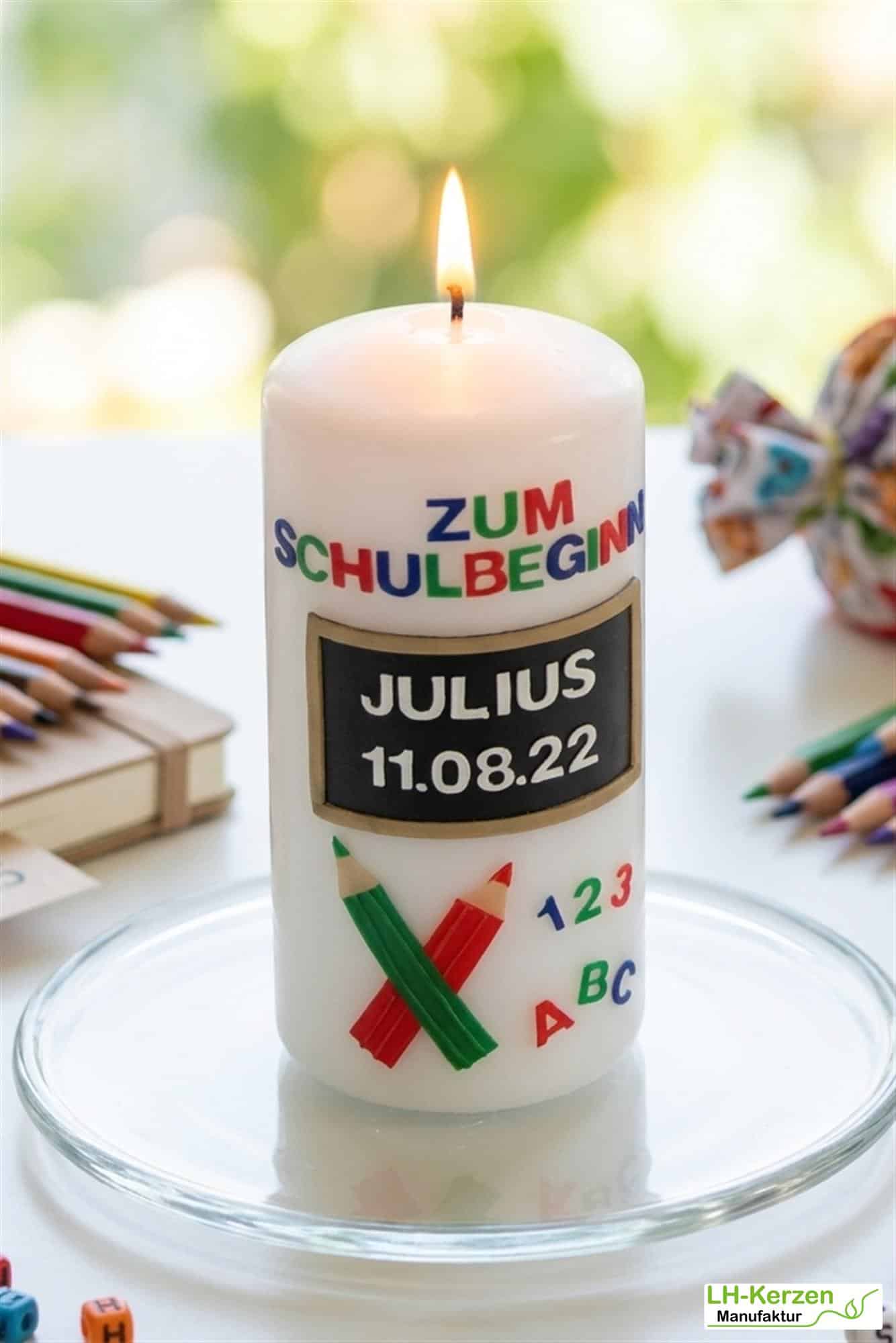 Kerze Einschulung mit Schiefertafel und Buntstiften, Einschulungskerze, Kerze erster Schultag