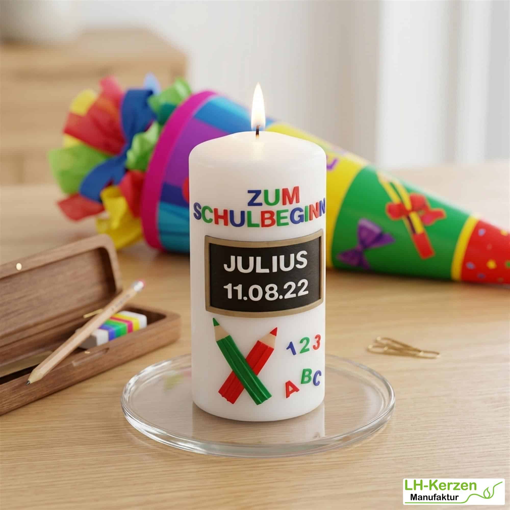 Kerze Einschulung mit Schiefertafel und Buntstiften, Einschulungskerze, Kerze erster Schultag