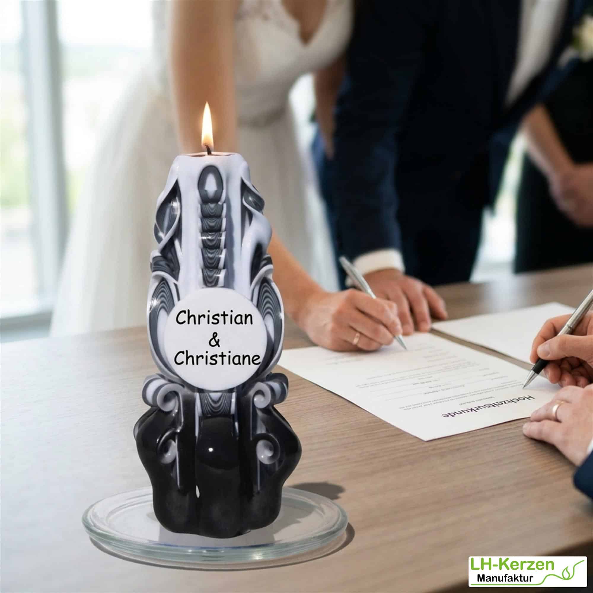 DKS022_Nótt’s Elegance – Handgeschnitzte Kerze Schwarz-Weiss als Hochzeitskerze oder Geburtstagskerze