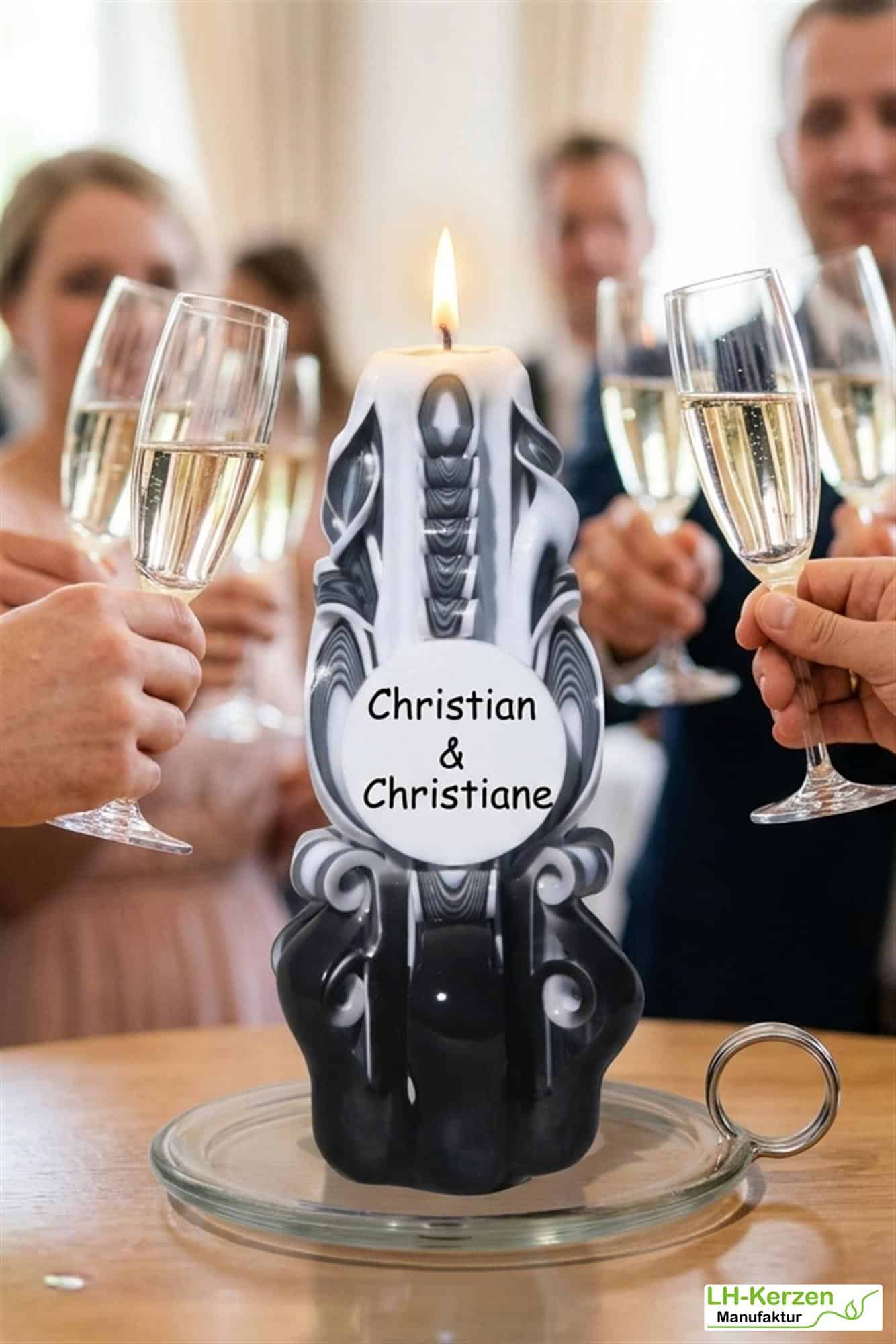 DKS022_Nótt’s Elegance – Handgeschnitzte Kerze Schwarz-Weiss als Hochzeitskerze oder Geburtstagskerze