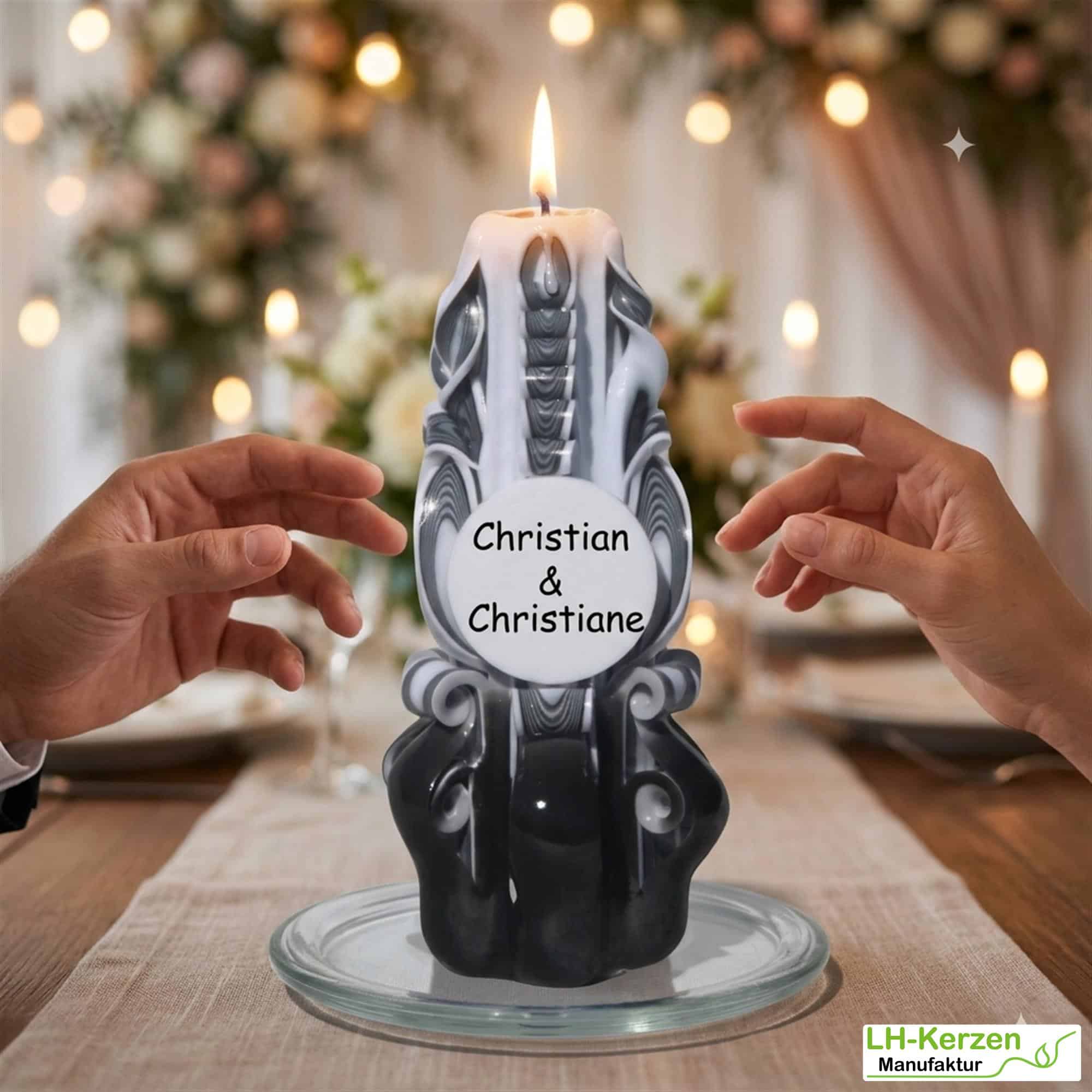 DKS022_Nótt’s Elegance – Handgeschnitzte Kerze Schwarz-Weiss als Hochzeitskerze oder Geburtstagskerze