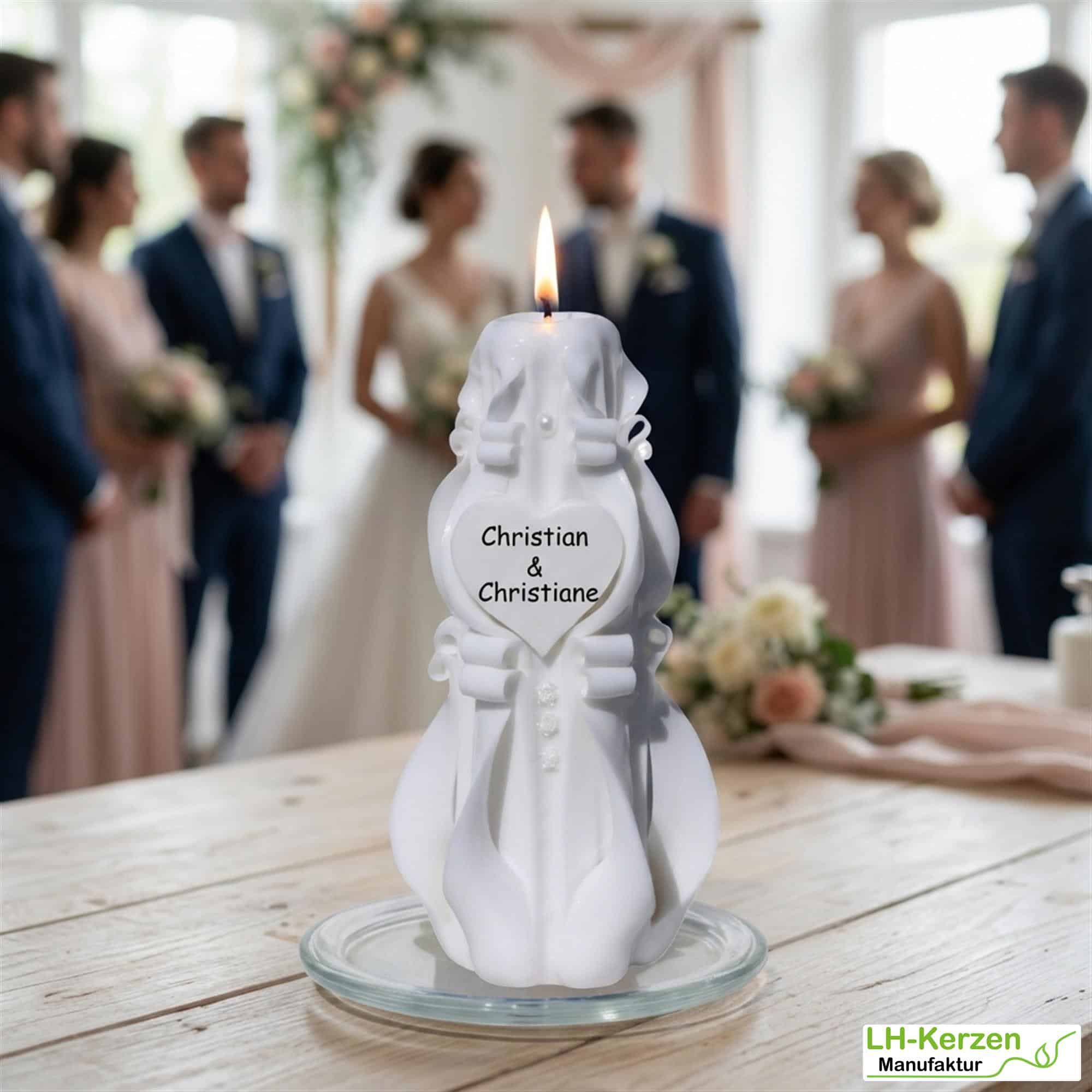 DKS028_Skadi’s Grace – Handgeschnitzte weisse Hochzeitskerze im Brautkleid-Look personalisierbar