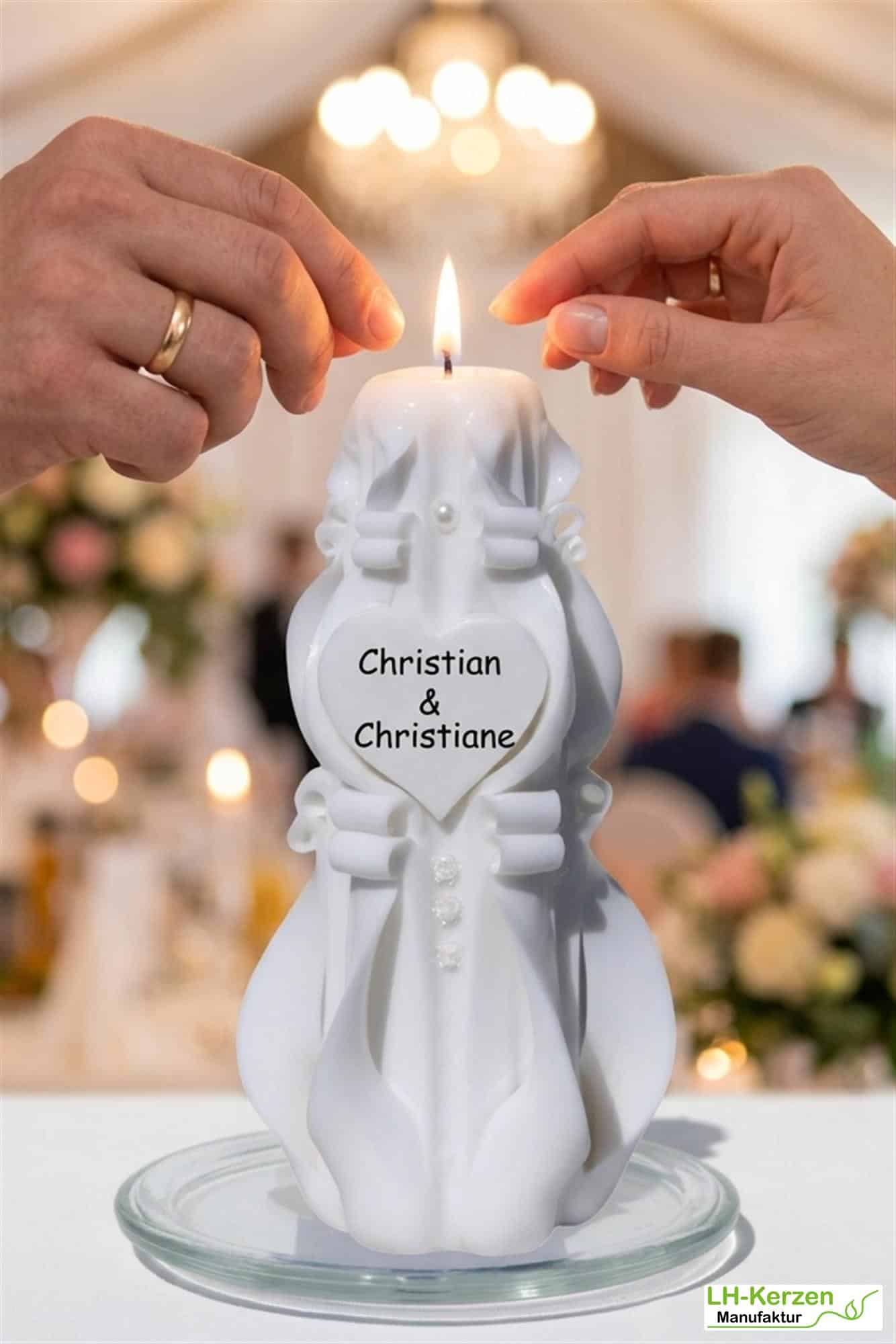 DKS028_Skadi’s Grace – Handgeschnitzte weisse Hochzeitskerze im Brautkleid-Look personalisierbar
