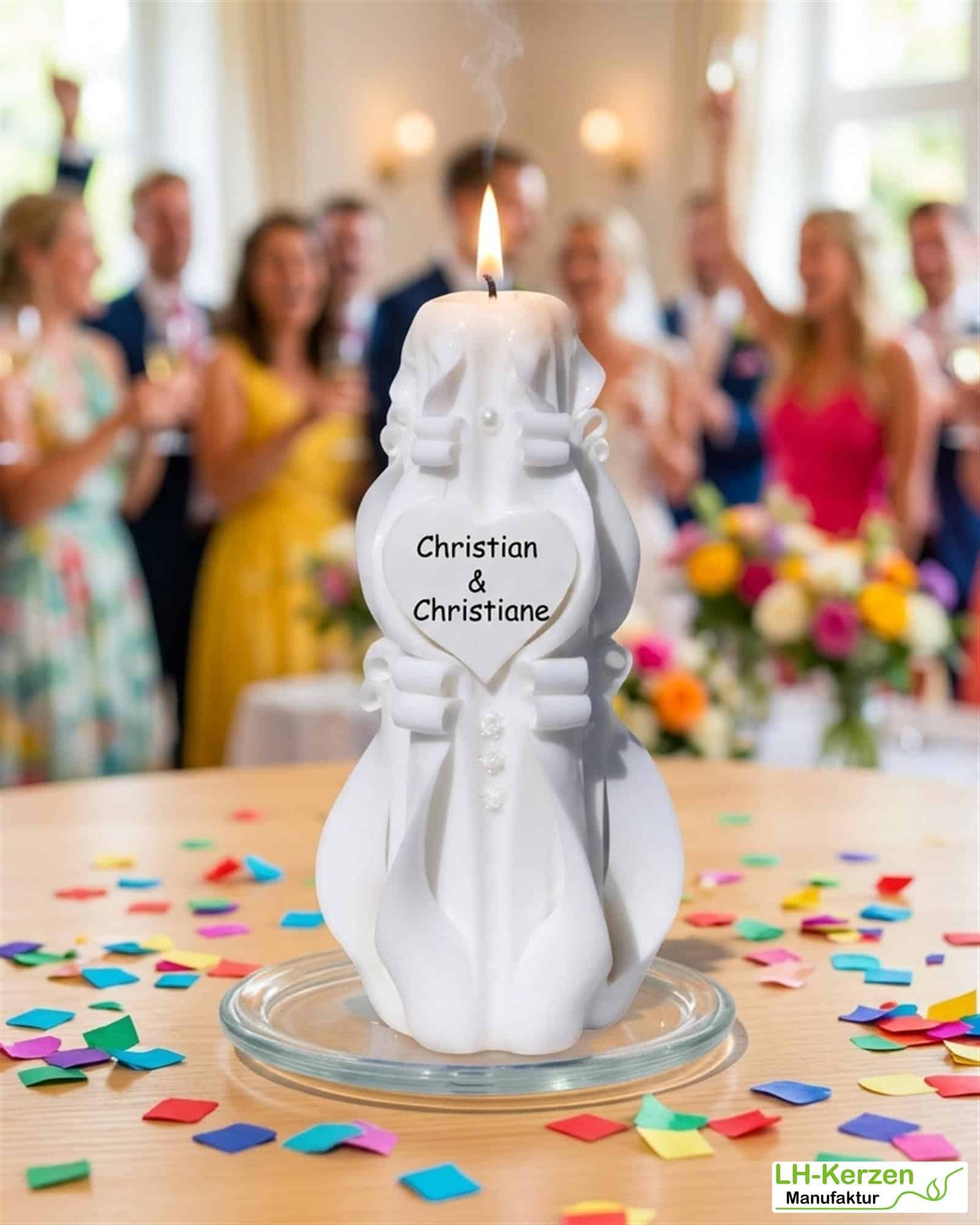 DKS028_Skadi’s Grace – Handgeschnitzte weisse Hochzeitskerze im Brautkleid-Look personalisierbar