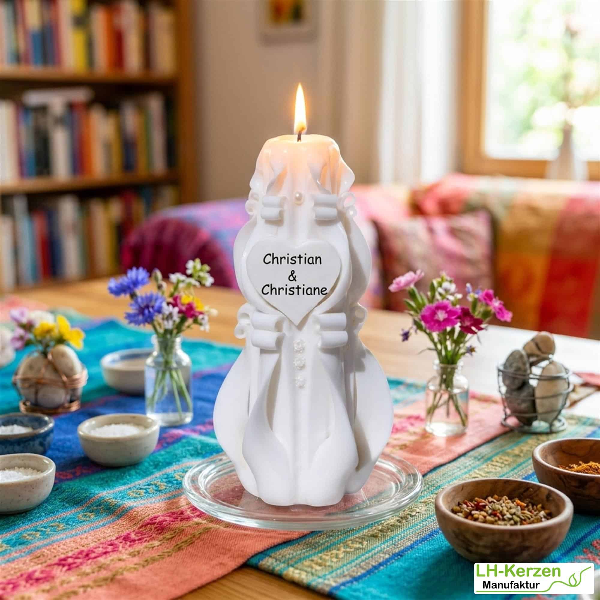 DKS028_Skadi’s Grace – Handgeschnitzte weisse Hochzeitskerze im Brautkleid-Look personalisierbar