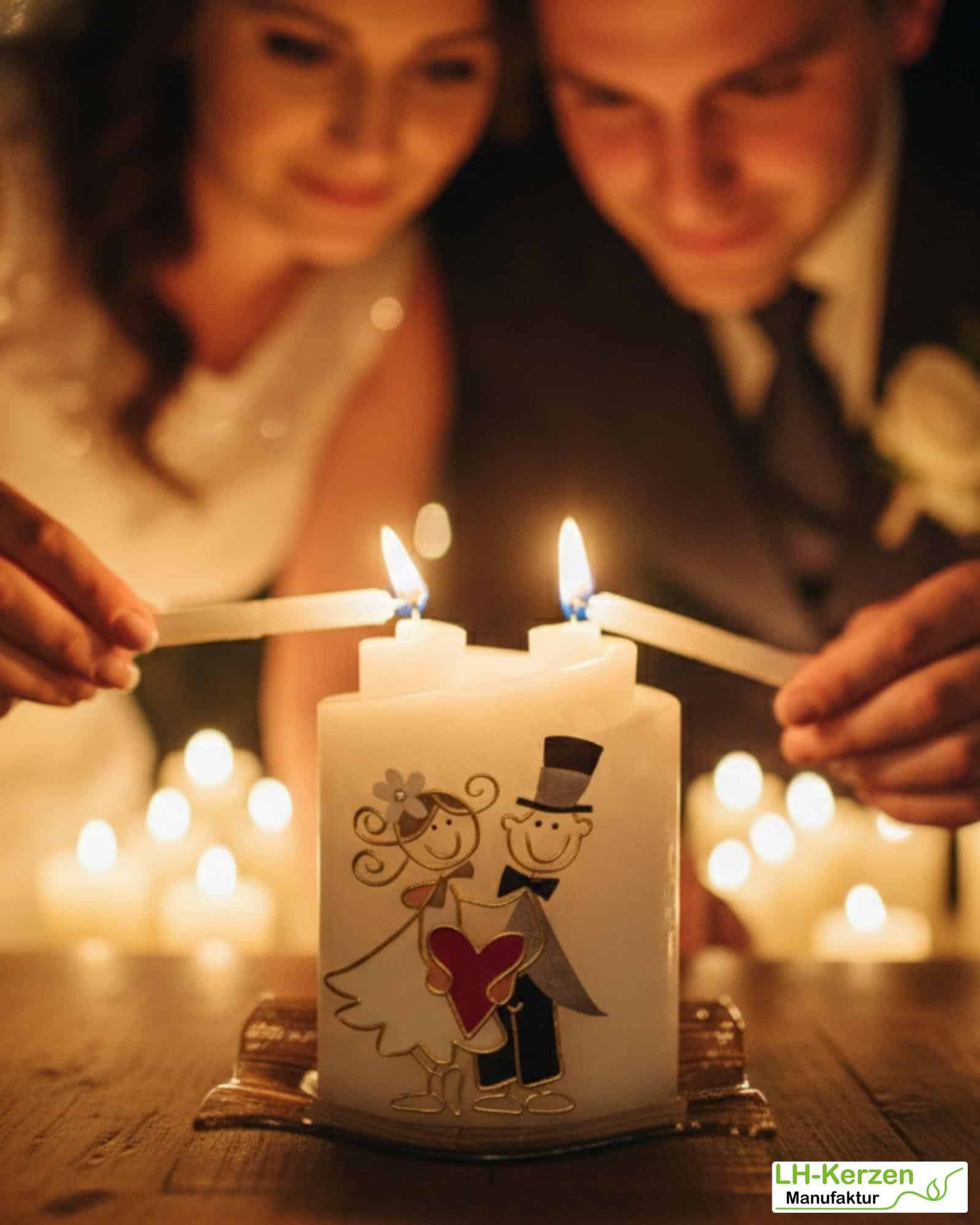 Herzenspaar – Doppeldocht Hochzeitskerze mit Brautpaar & Herz – personalisierbar