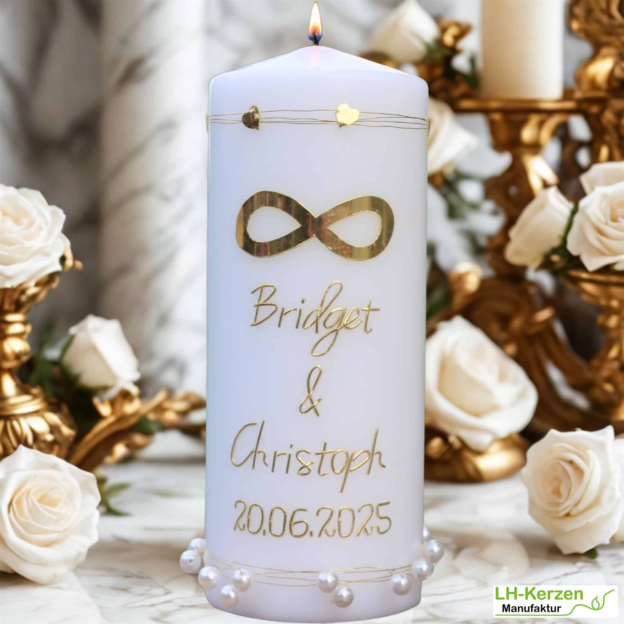 Infinite Love – Hochzeitskerze mit Infinity-Zeichen, goldener Beschriftung und Perlendekor