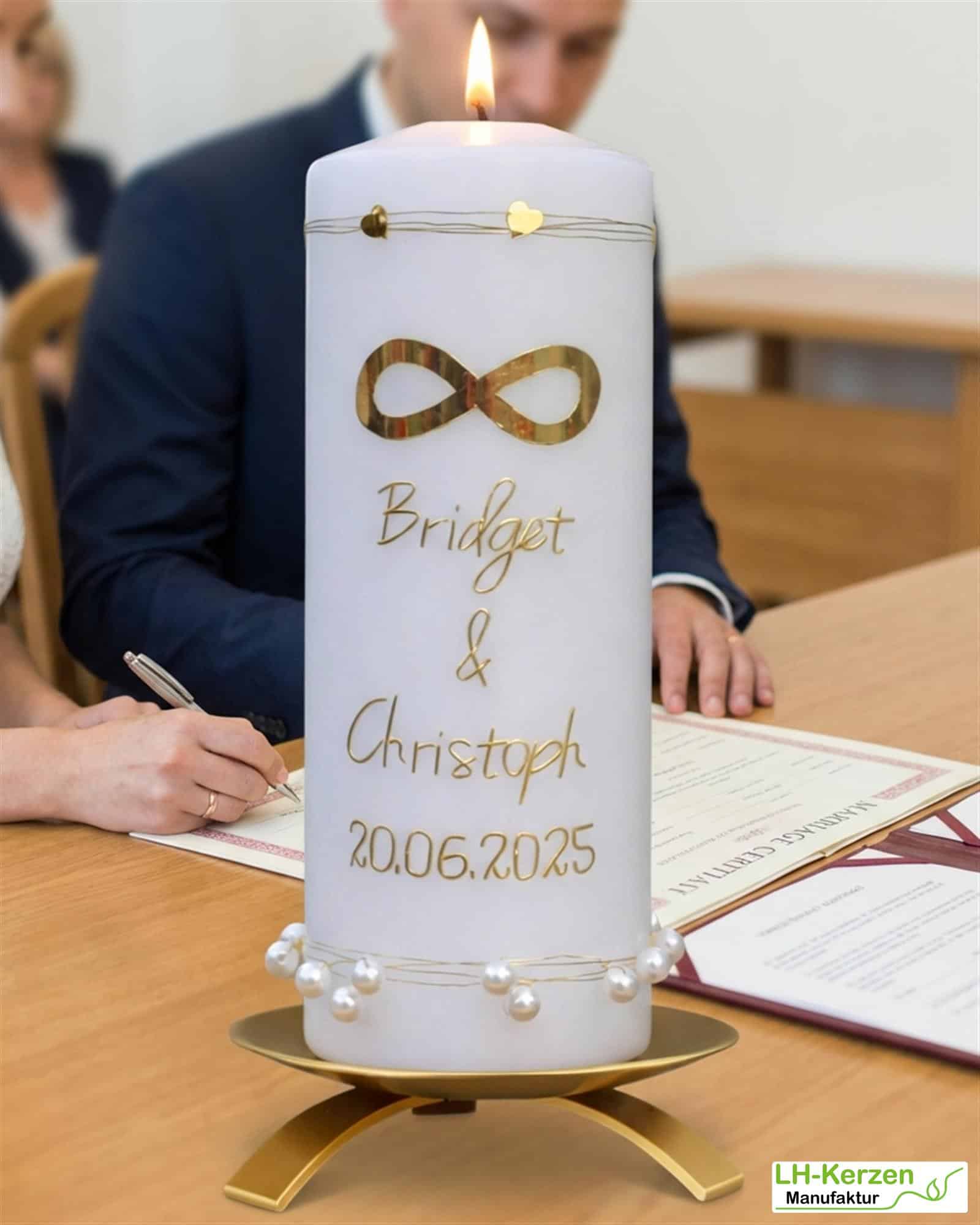 Infinite Love – Hochzeitskerze mit Infinity-Zeichen, goldener Beschriftung und Perlendekor