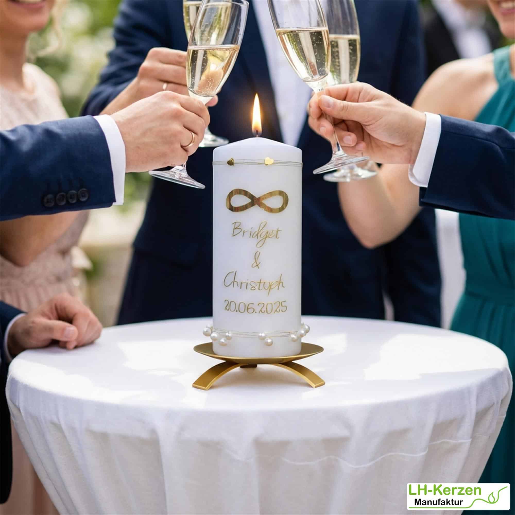 Infinite Love – Hochzeitskerze mit Infinity-Zeichen, goldener Beschriftung und Perlendekor