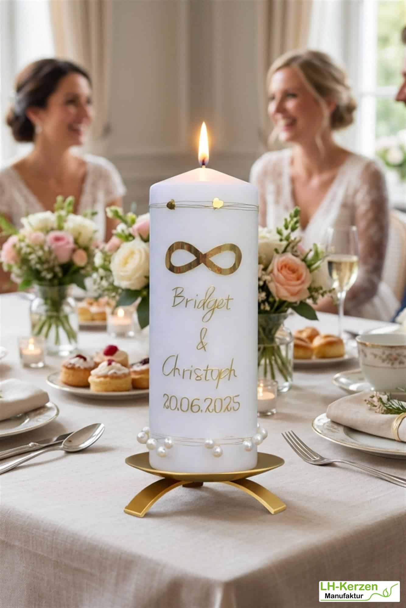 Infinite Love – Hochzeitskerze mit Infinity-Zeichen, goldener Beschriftung und Perlendekor