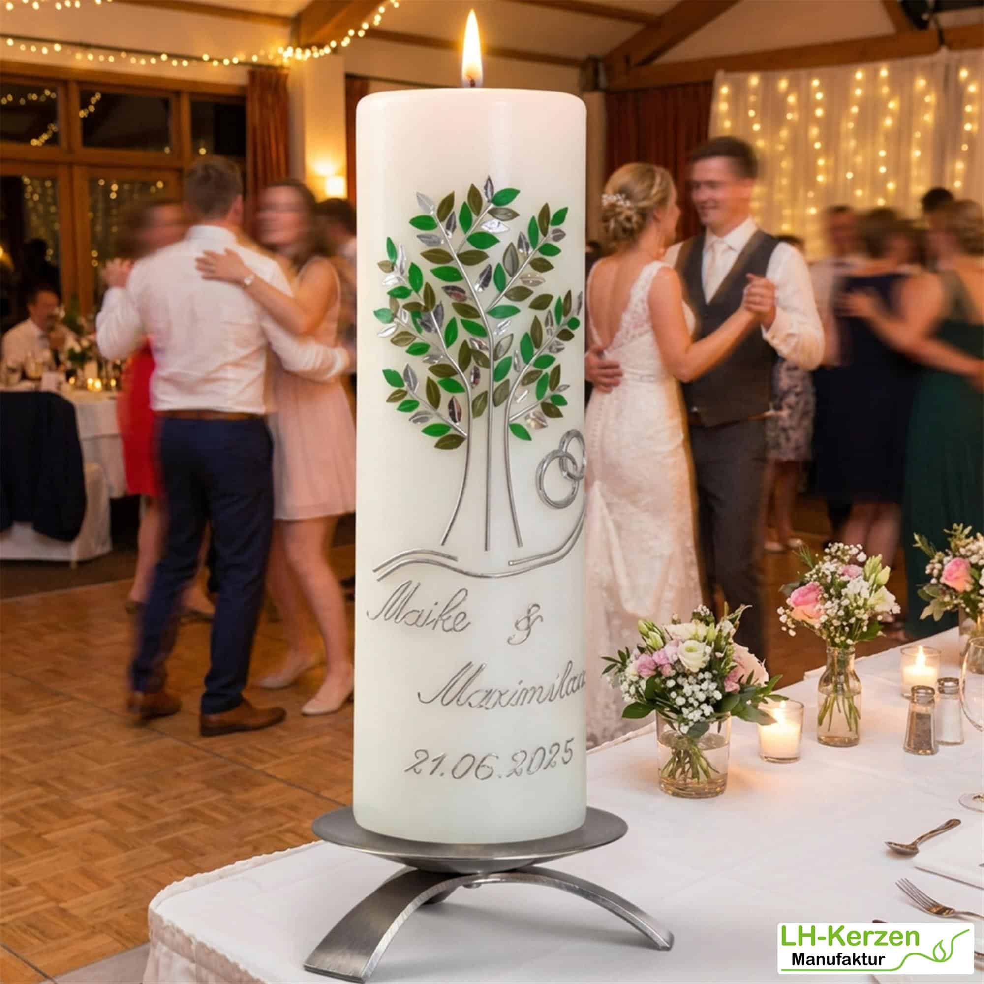 Unvergängliche Liebe – handveredelte Hochzeitskerze mit Lebensbaum & Ringen – personalisierbar