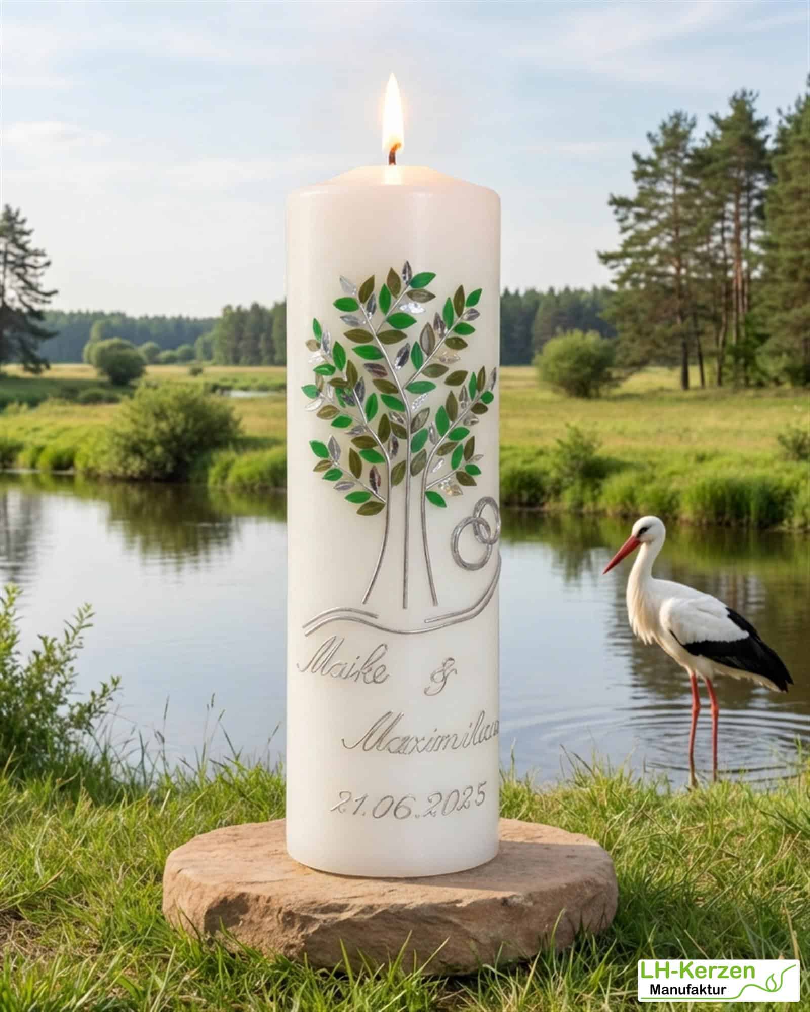 Unvergängliche Liebe – handveredelte Hochzeitskerze mit Lebensbaum & Ringen – personalisierbar
