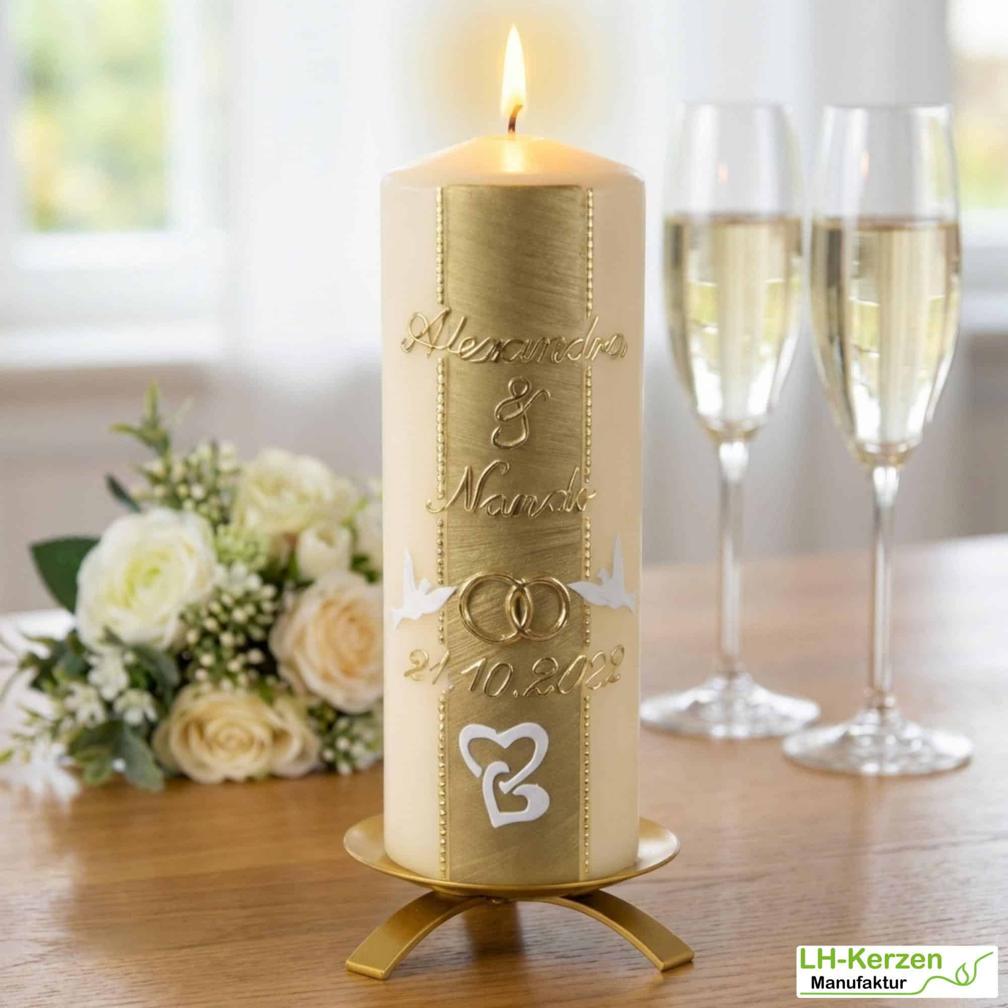 HK007_Hochzeitskerze in bisquit gold verziert mit Tauben Ringen und Herzchen