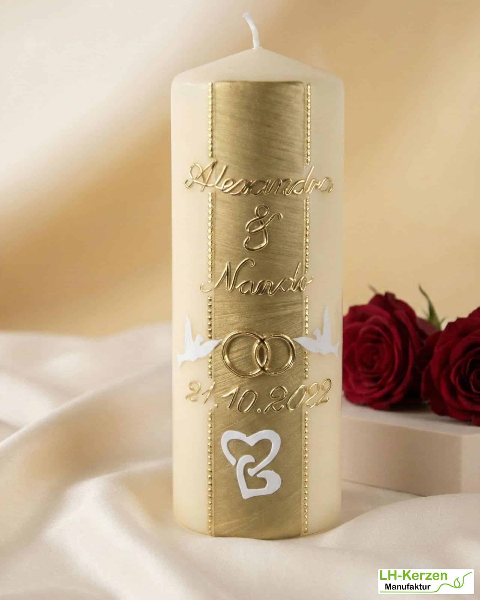 HK007_Hochzeitskerze in bisquit gold verziert mit Tauben Ringen und Herzchen