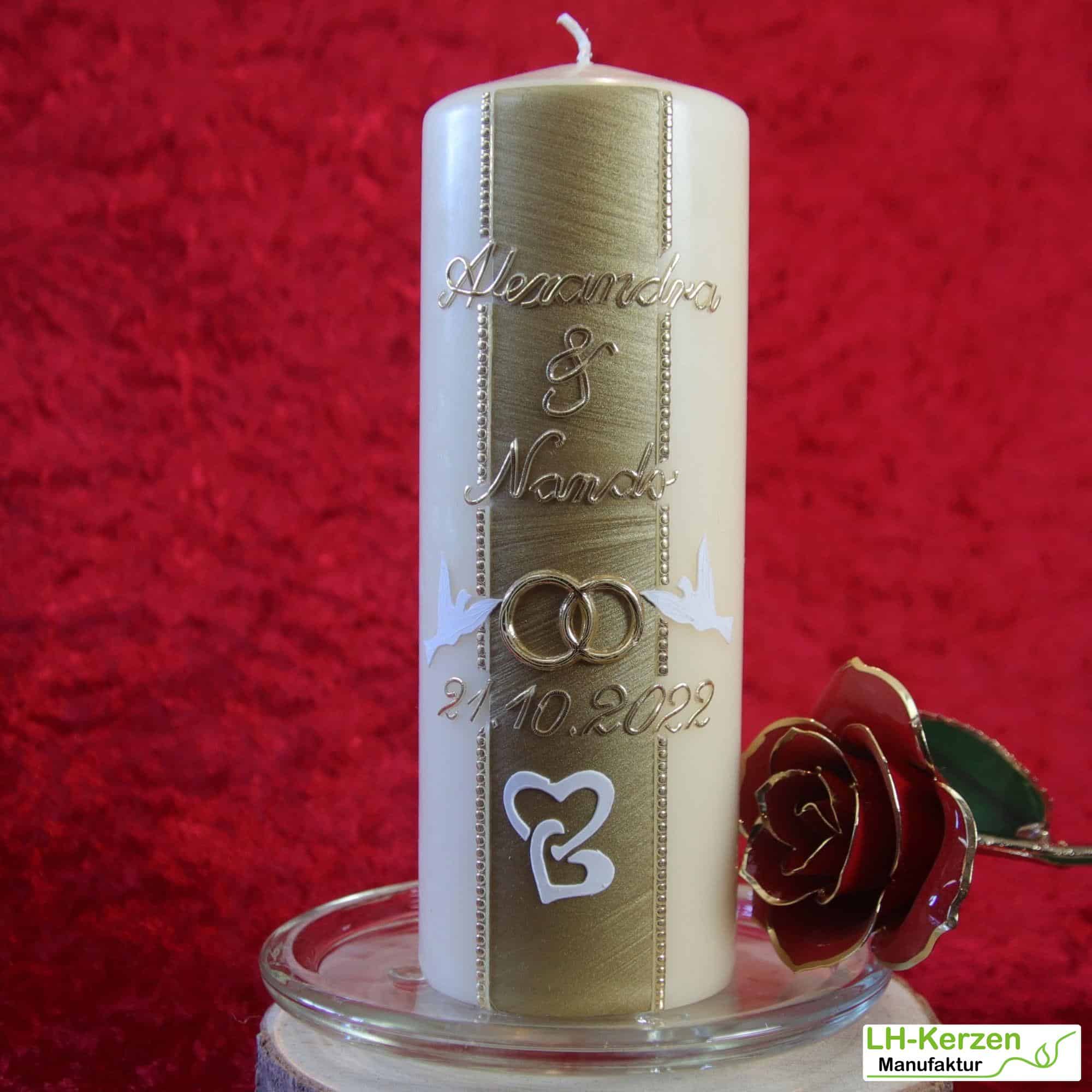 HK007_Hochzeitskerze in bisquit gold verziert mit Tauben Ringen und Herzchen