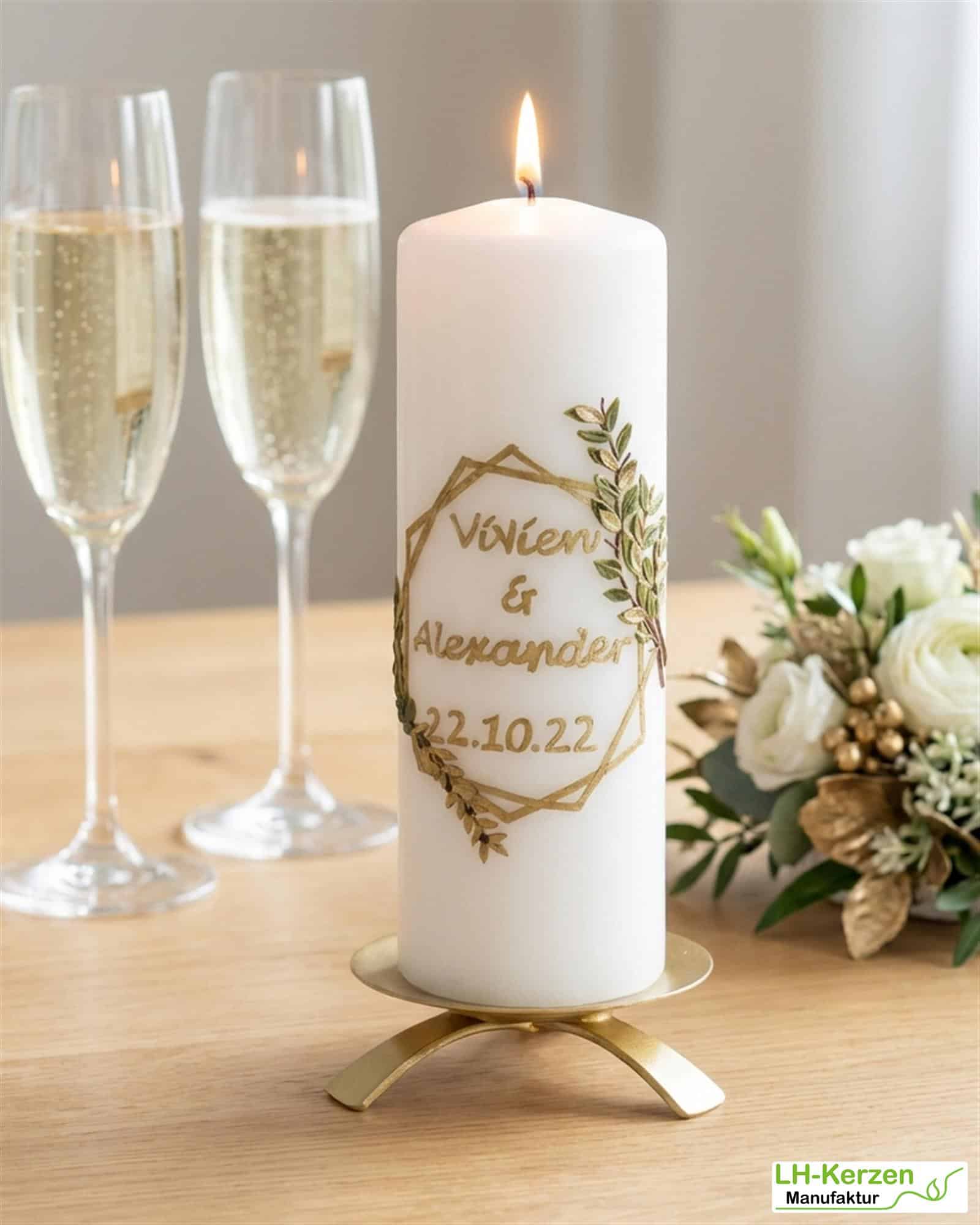 Moderne Eleganz – handveredelte Hochzeitskerze mit Goldrahmen – personalisierbar