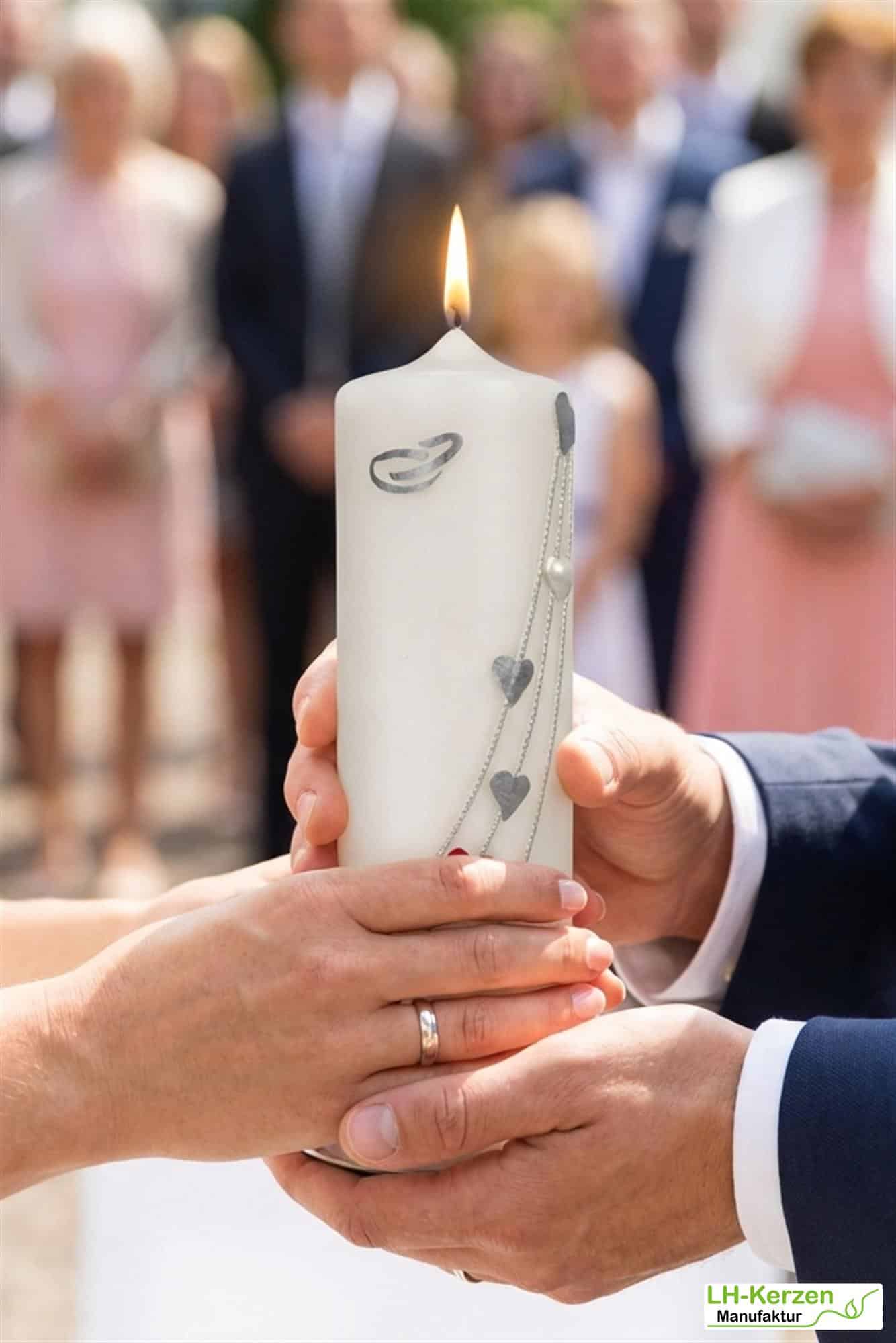 Moderner Herzreigen – handveredelte Hochzeitskerze mit Herzmotiv – personalisierbar