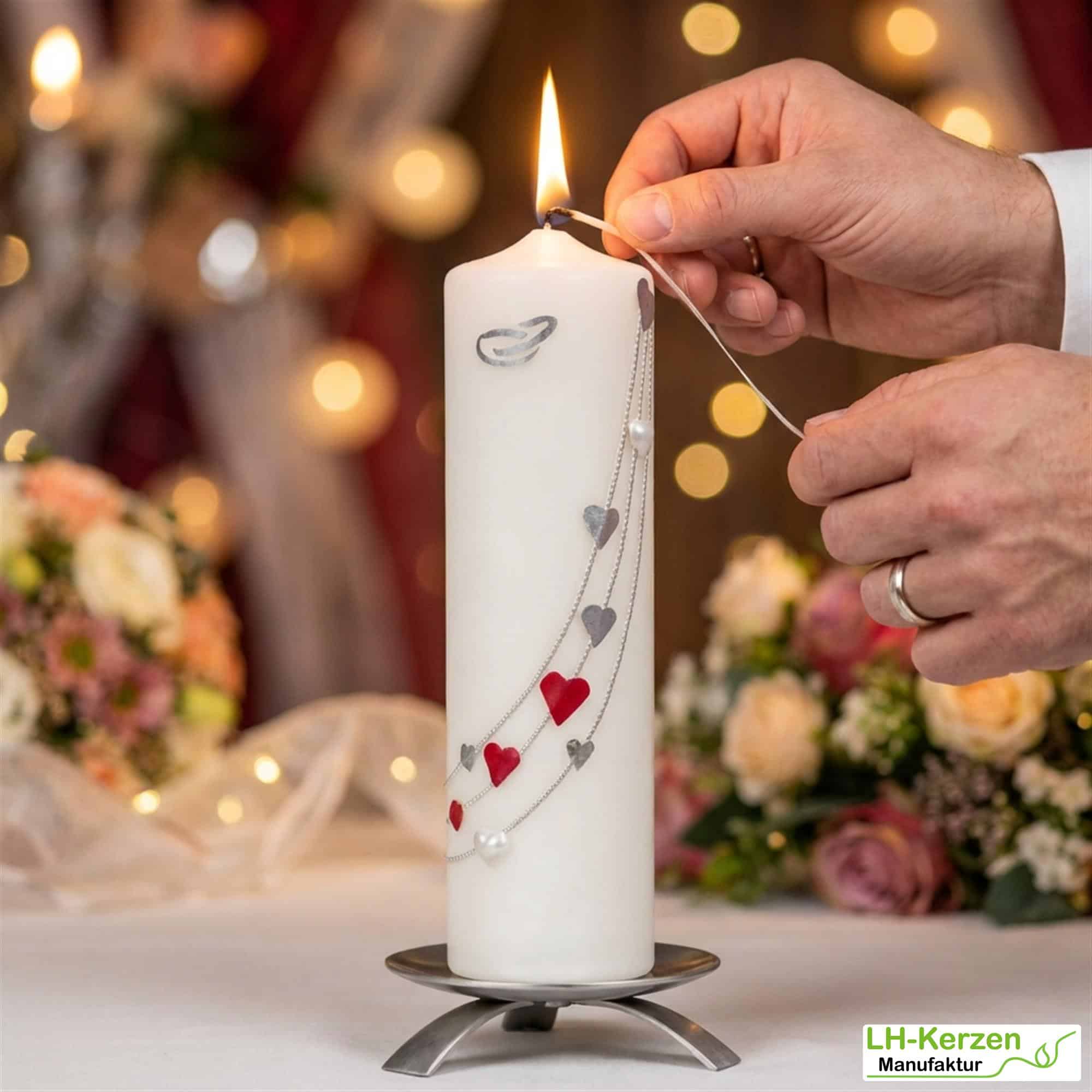 Moderner Herzreigen – handveredelte Hochzeitskerze mit Herzmotiv – personalisierbar