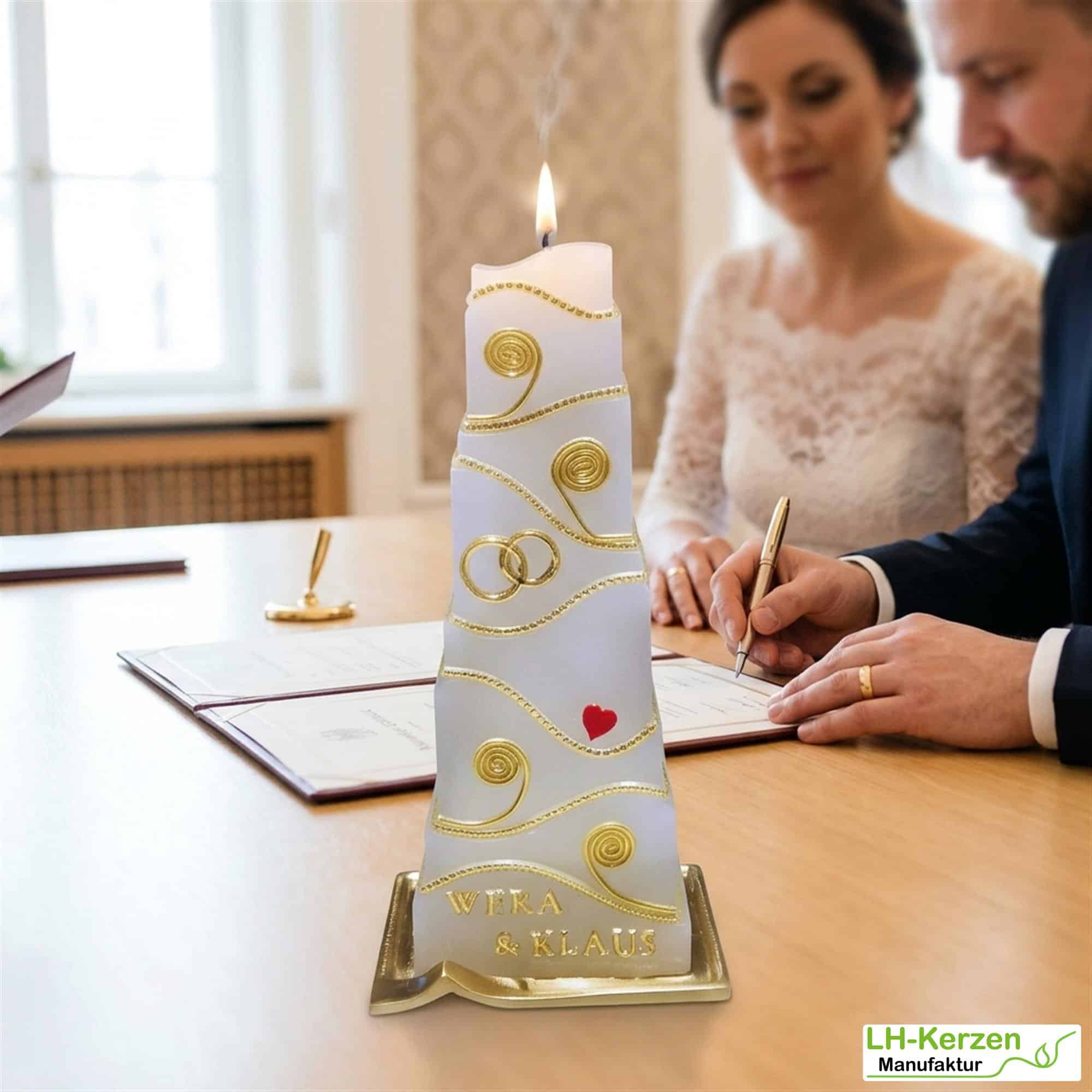 HK0993_Verbundenes Leben – handgefertigte Hochzeitskerze Stufenkerze mit Ringen & Herz personalisierbar