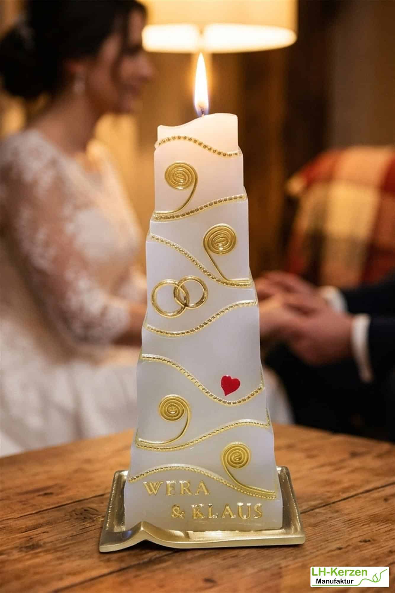 HK0993_Verbundenes Leben – handgefertigte Hochzeitskerze Stufenkerze mit Ringen & Herz personalisierbar