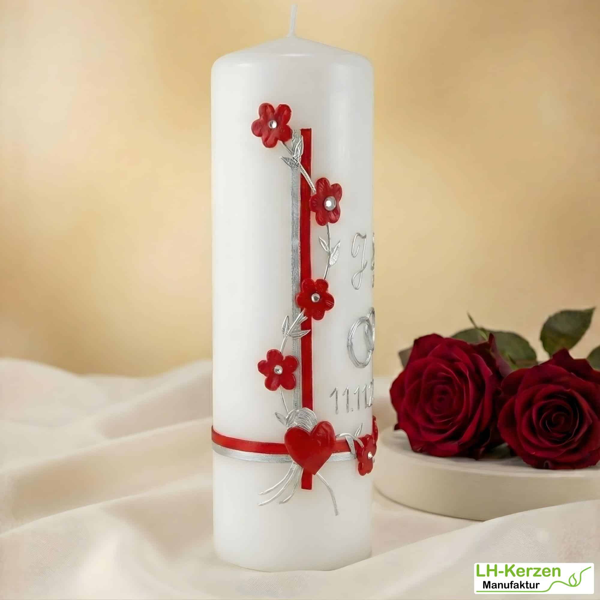 Blühende Liebe – handveredelte Hochzeitskerze mit Blumenranke & Ringen – personalisierbar