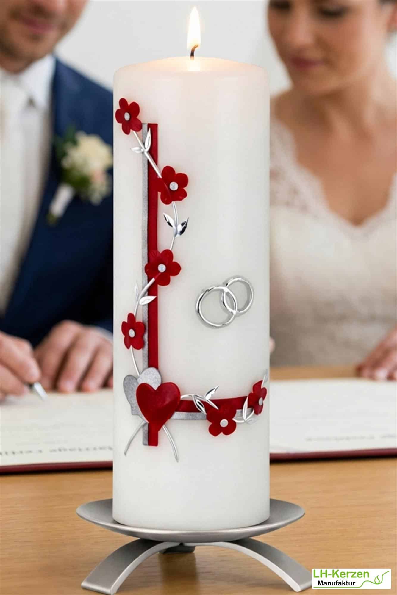 Blühende Liebe – handveredelte Hochzeitskerze mit Blumenranke & Ringen – personalisierbar