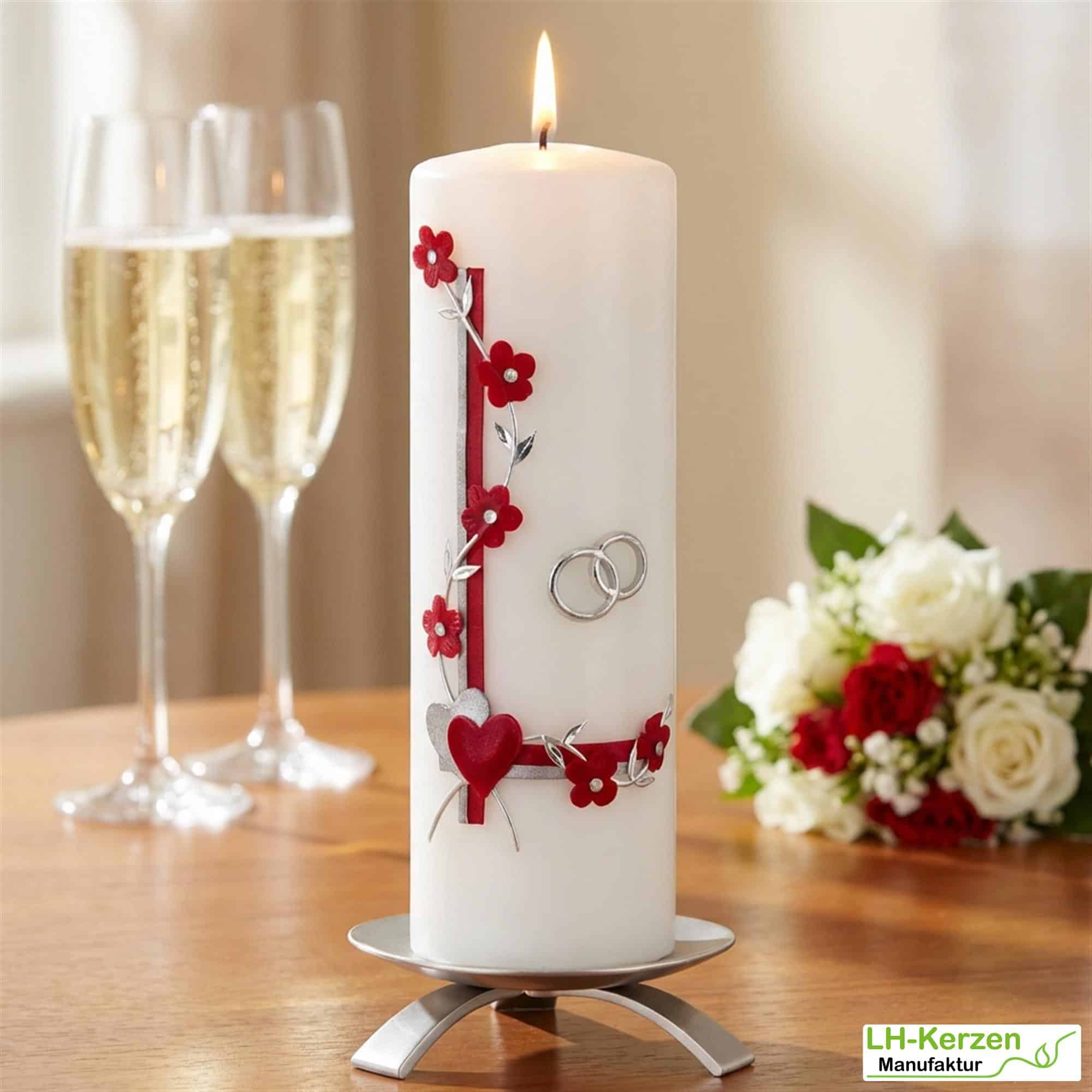 Blühende Liebe – handveredelte Hochzeitskerze mit Blumenranke & Ringen – personalisierbar