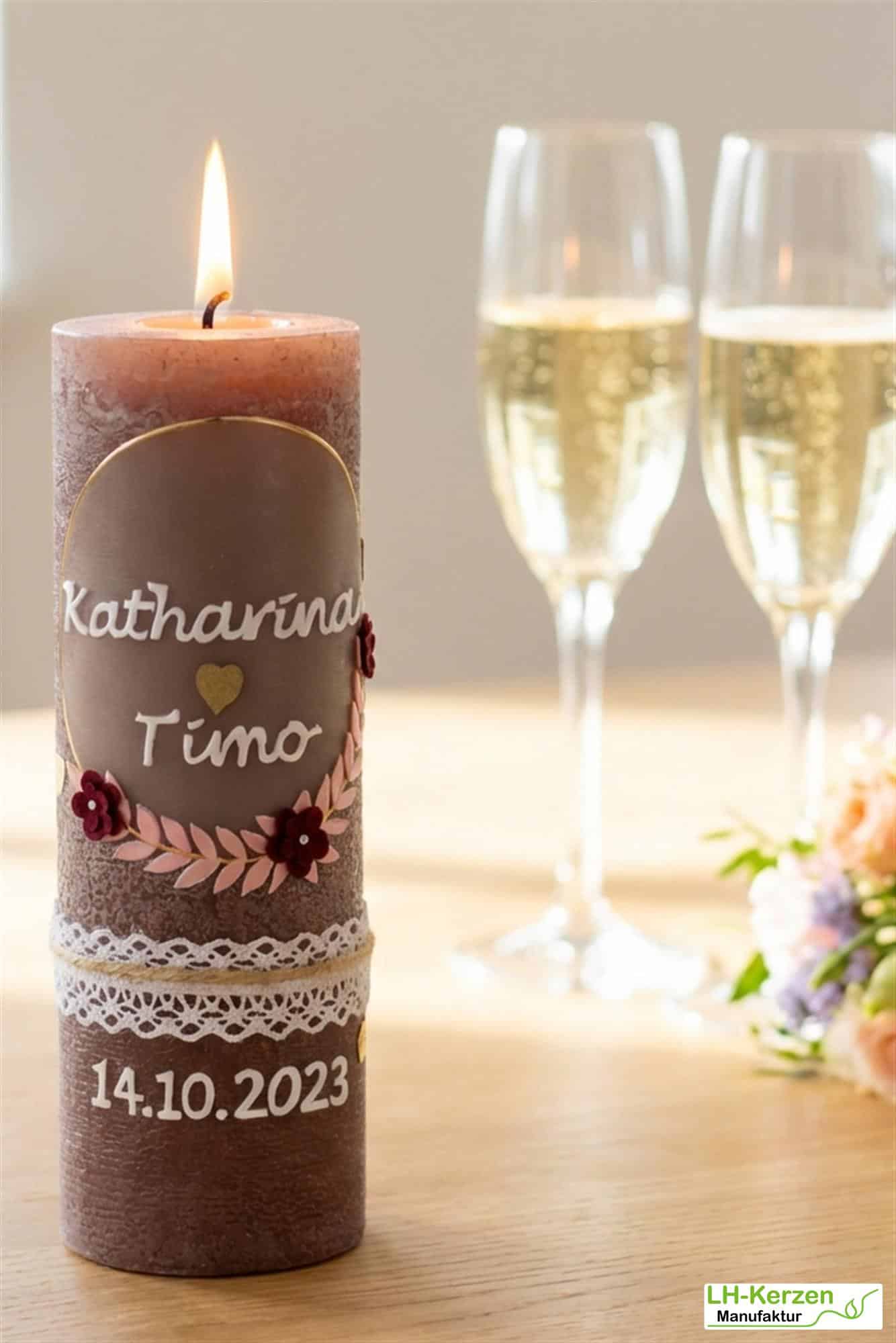 Harmonie der Liebe: Rustikale Hochzeitskerze personalisierbar mit Blumenranke und goldenen Herzen