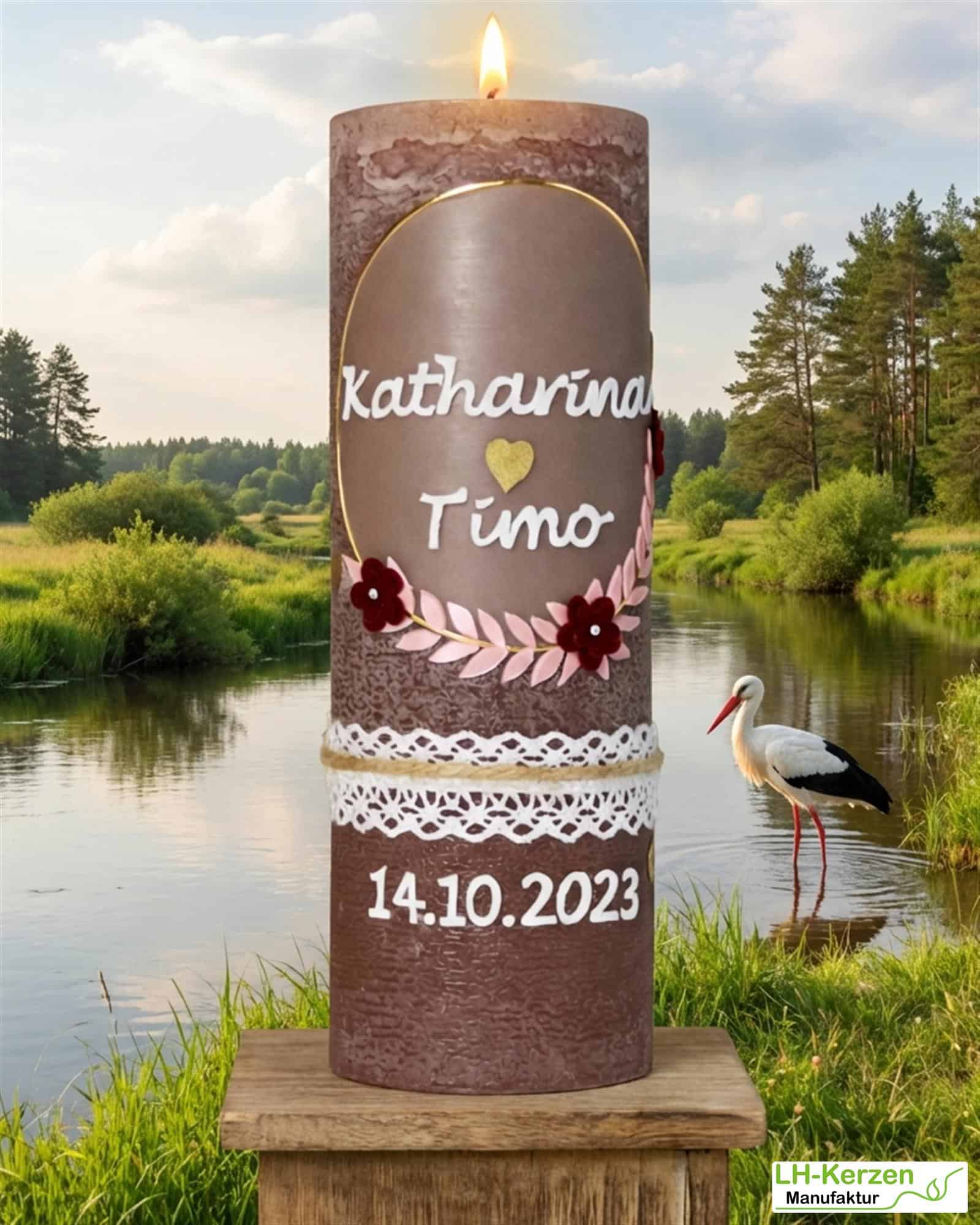 Harmonie der Liebe: Rustikale Hochzeitskerze personalisierbar mit Blumenranke und goldenen Herzen