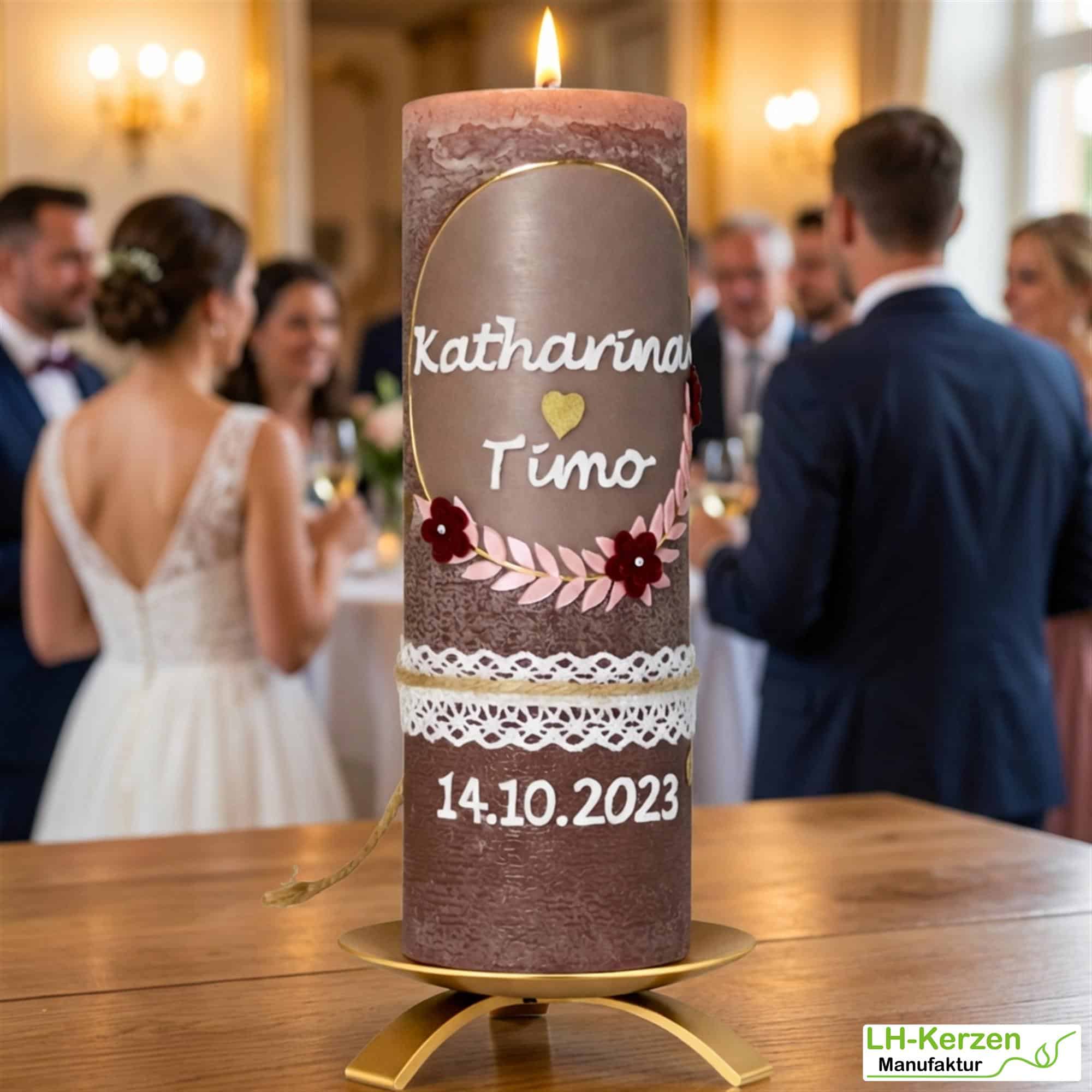 Harmonie der Liebe: Rustikale Hochzeitskerze personalisierbar mit Blumenranke und goldenen Herzen