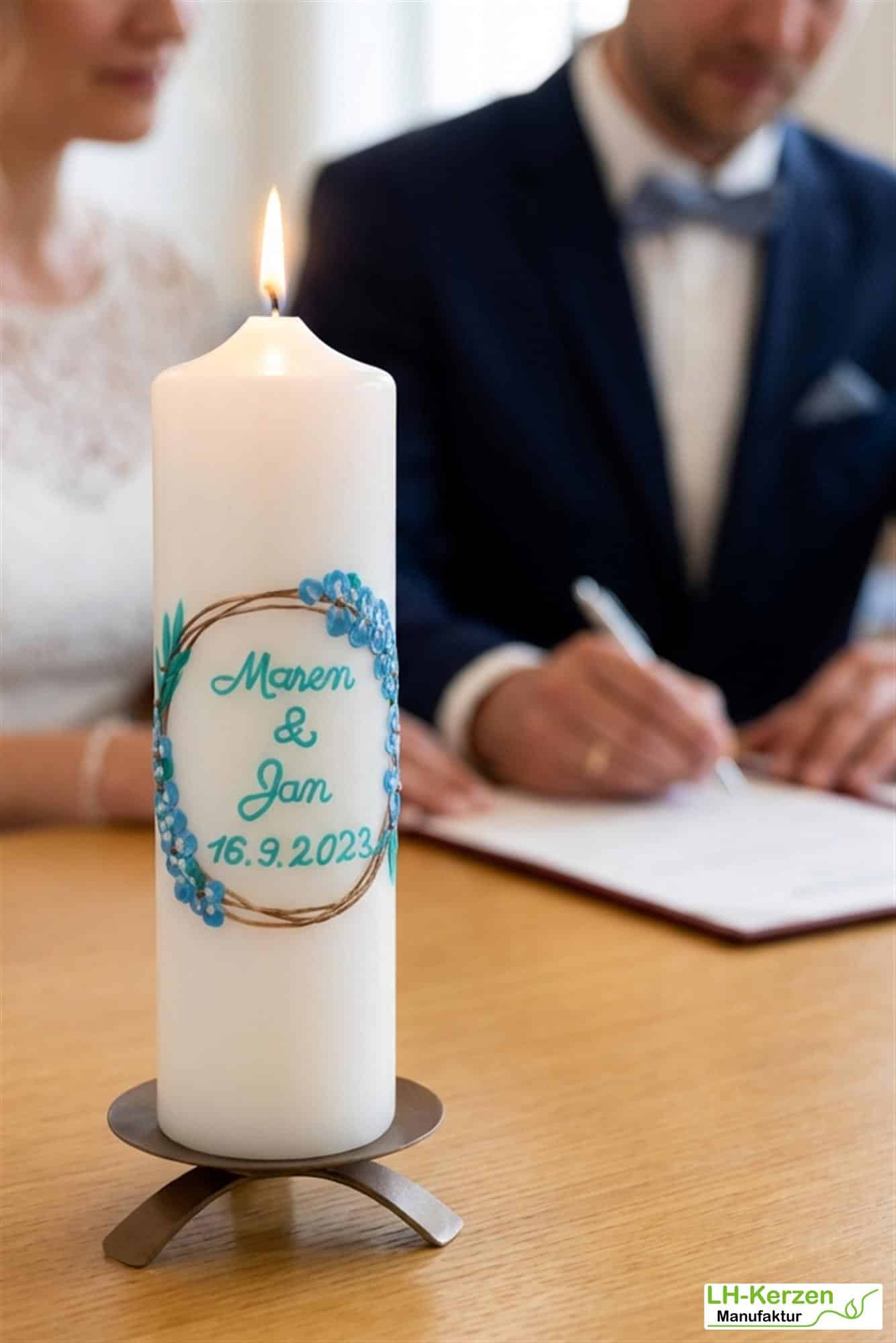 Unendliche Liebe: Elegante Hochzeitskerze in elfenbein mit goldenen Ringen und Eukalyptusblättern
