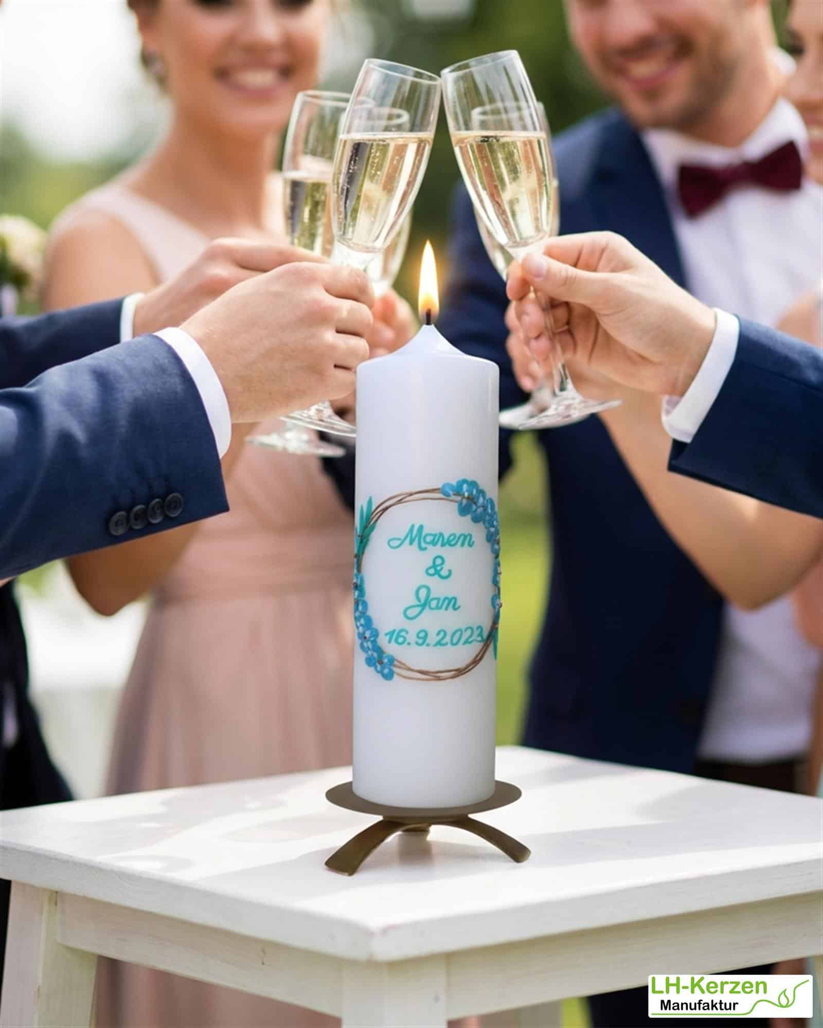 Unendliche Liebe: Elegante Hochzeitskerze in elfenbein mit goldenen Ringen und Eukalyptusblättern