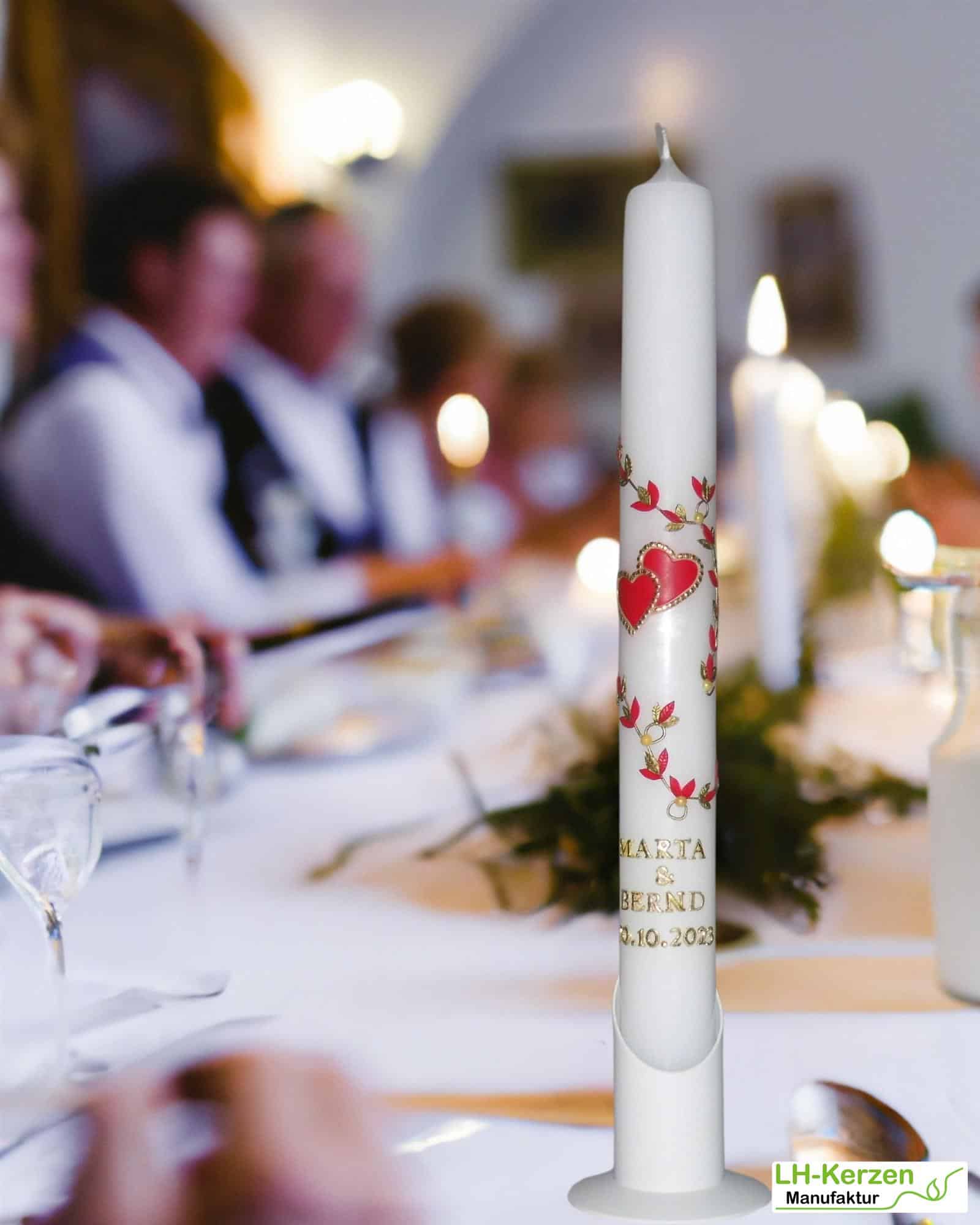 Hochzeitskerze modern mit gold umrahmten Herzen und Blattranke