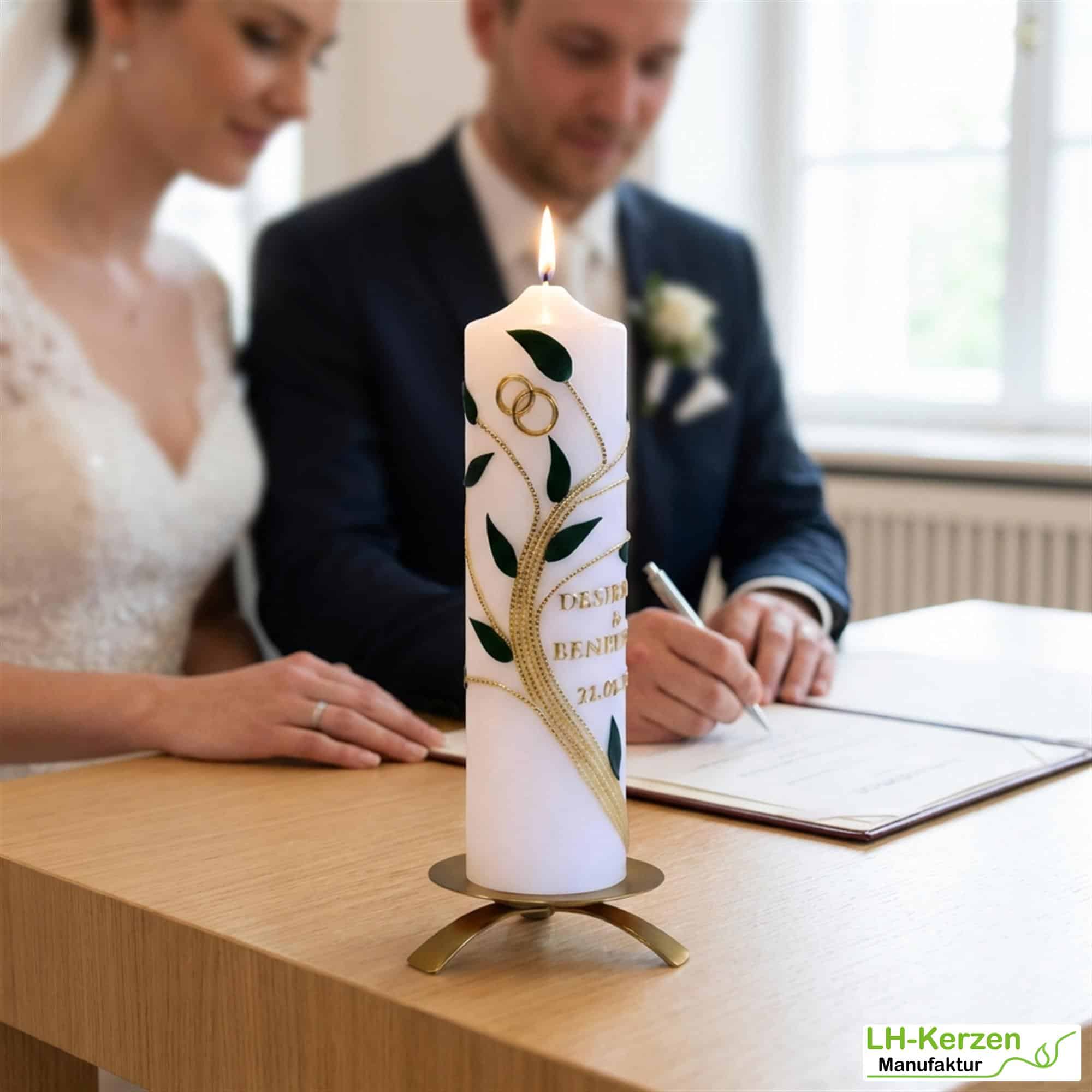 Goldene Blattranken – handveredelte Hochzeitskerze mit eleganter Verzierung, personalisierbar