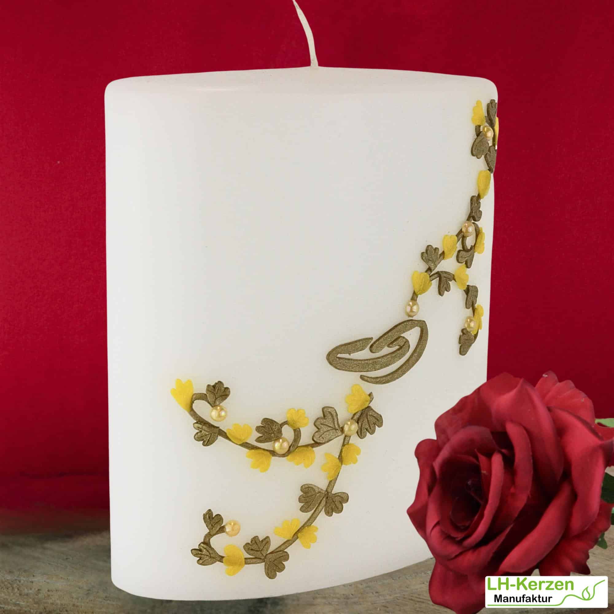 weiße Hochzeitskerze mit Blumenranke, ovale Formenkerze, gelb/gold mit Ringen