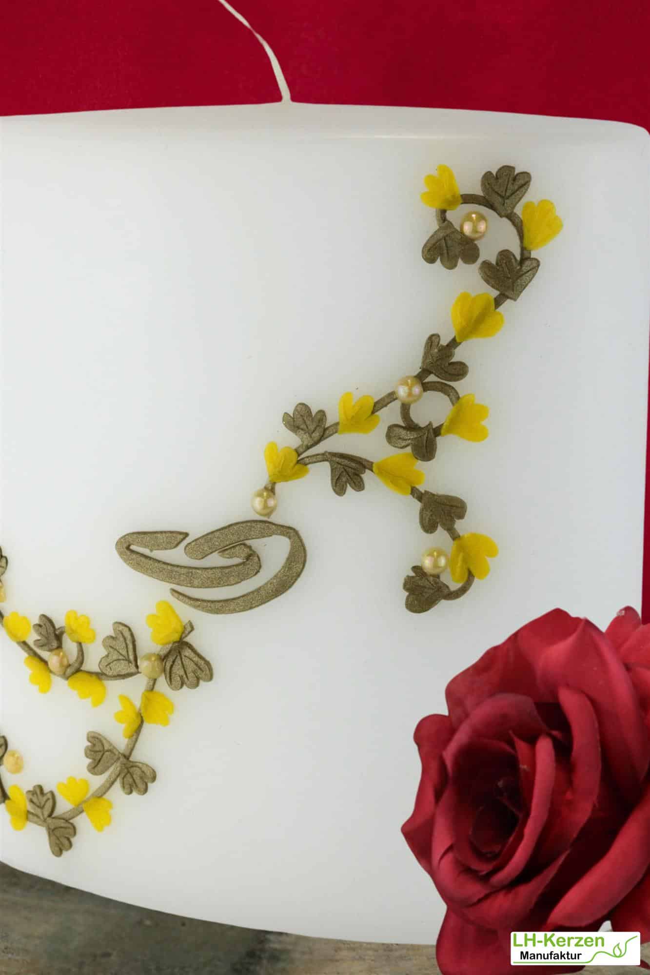 weiße Hochzeitskerze mit Blumenranke, ovale Formenkerze, gelb/gold mit Ringen