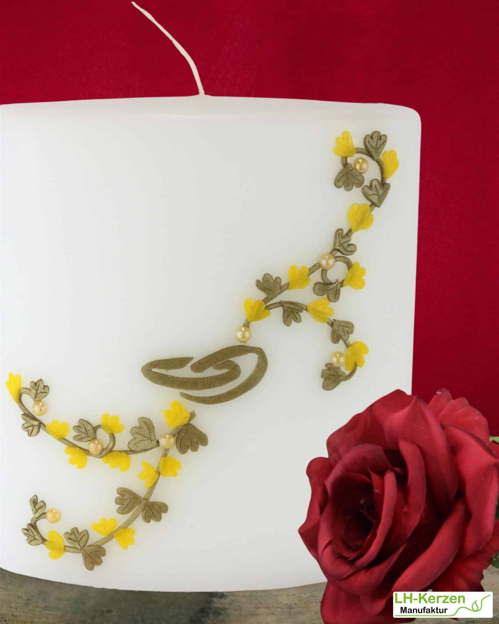 weiße Hochzeitskerze mit Blumenranke, ovale Formenkerze, gelb/gold mit Ringen