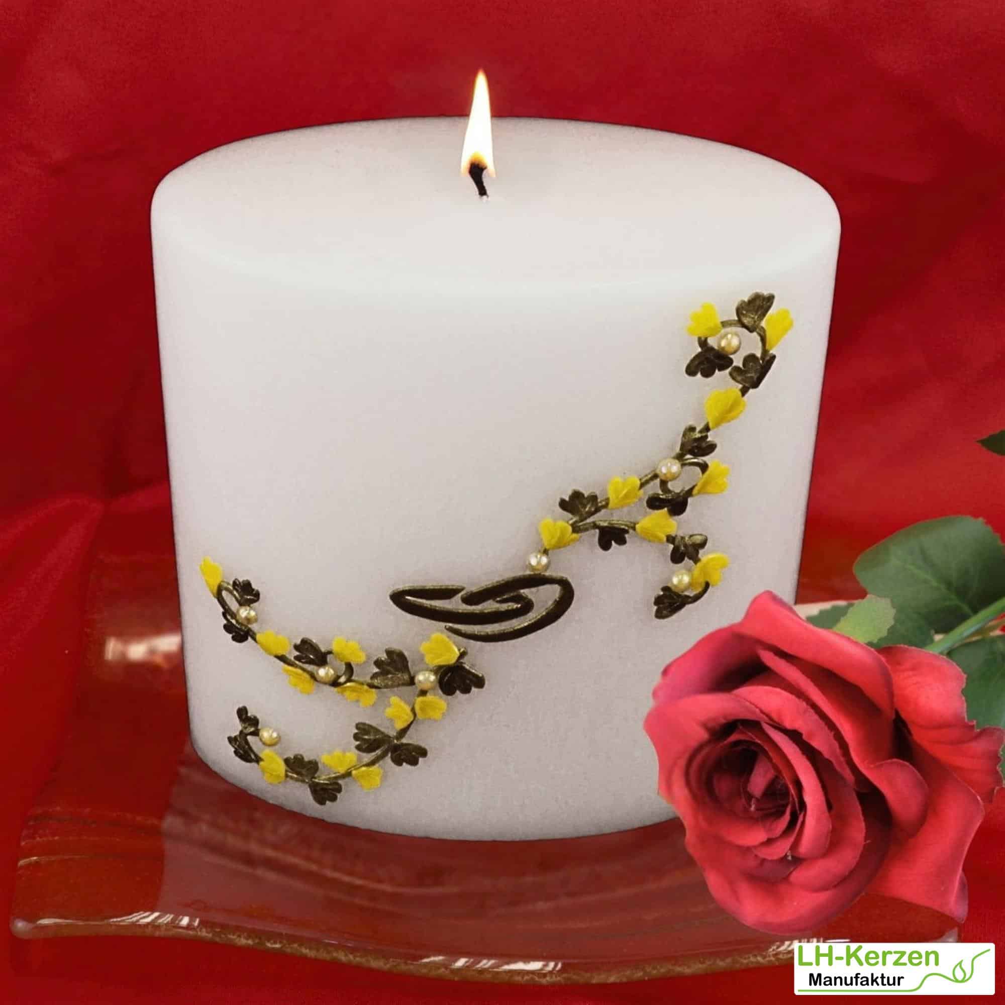 weiße Hochzeitskerze mit Blumenranke, ovale Formenkerze, gelb/gold mit Ringen