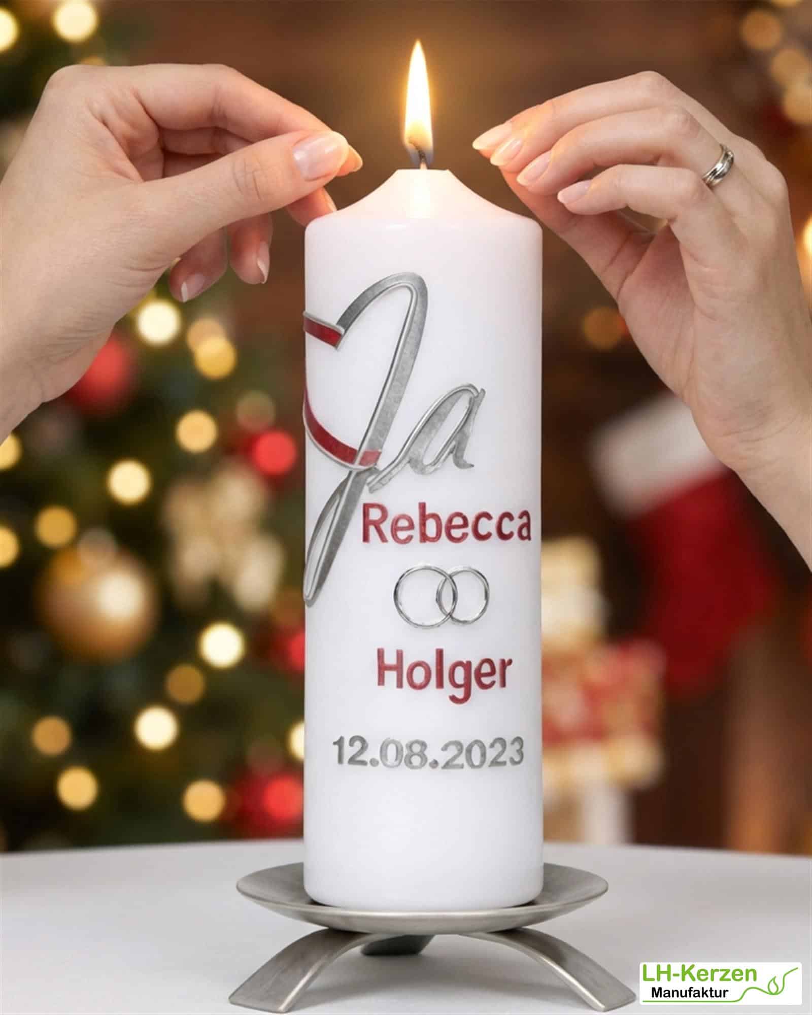 Modernes Ja – handveredelte Hochzeitskerze mit Herz & Ringen – personalisierbar