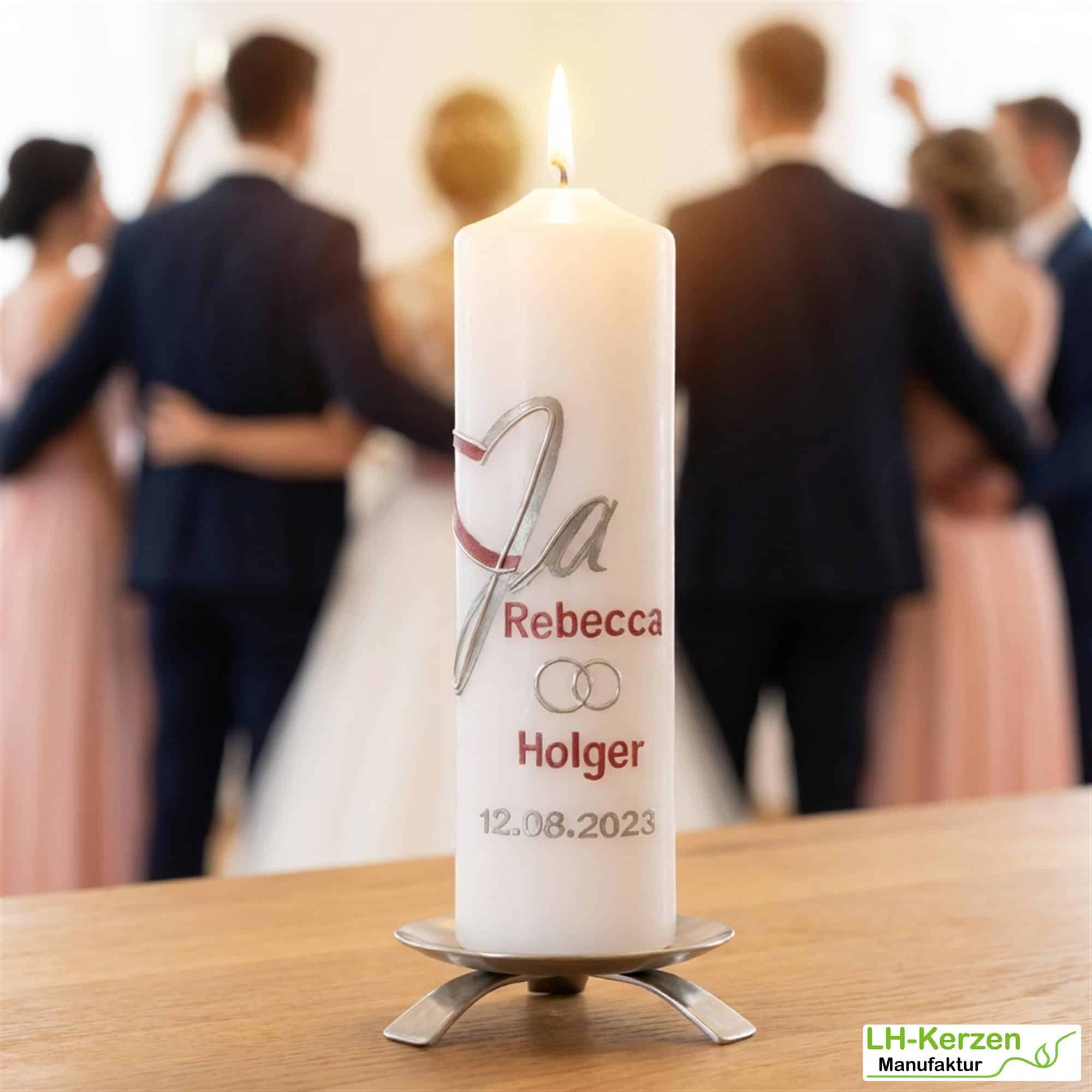 Modernes Ja – handveredelte Hochzeitskerze mit Herz & Ringen – personalisierbar
