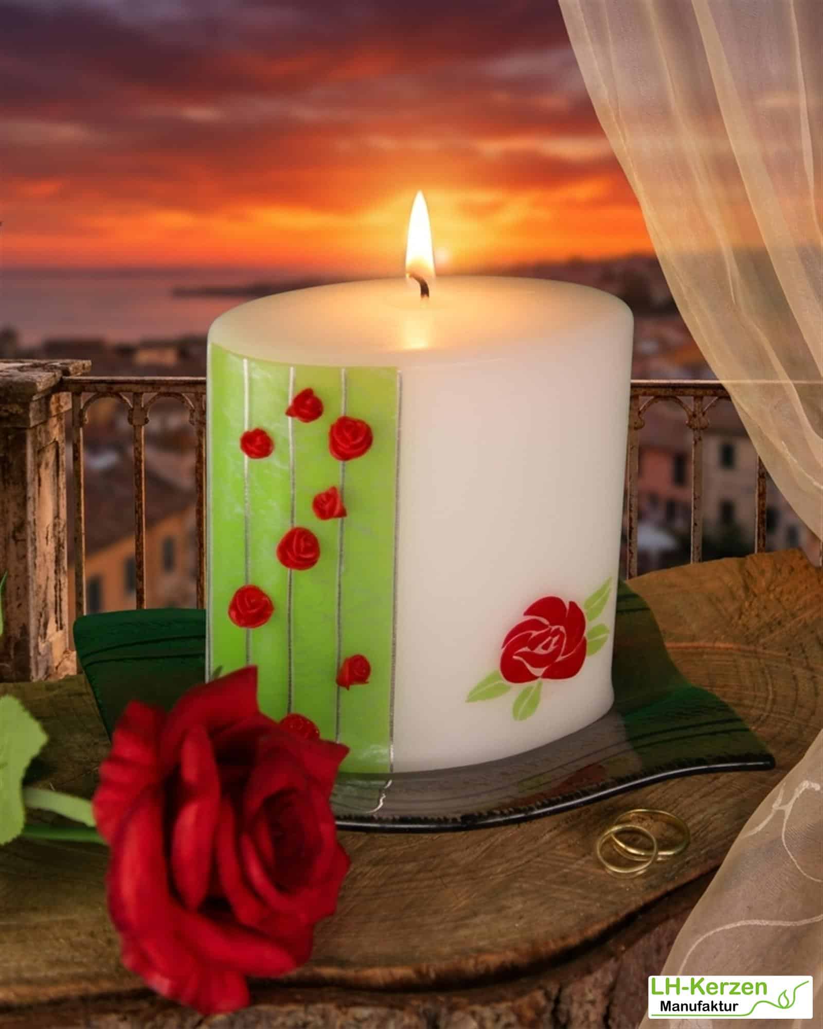 Weiße, ellipsenförmige Hochzeitstagskerze mit roten Rosen verziert, silber